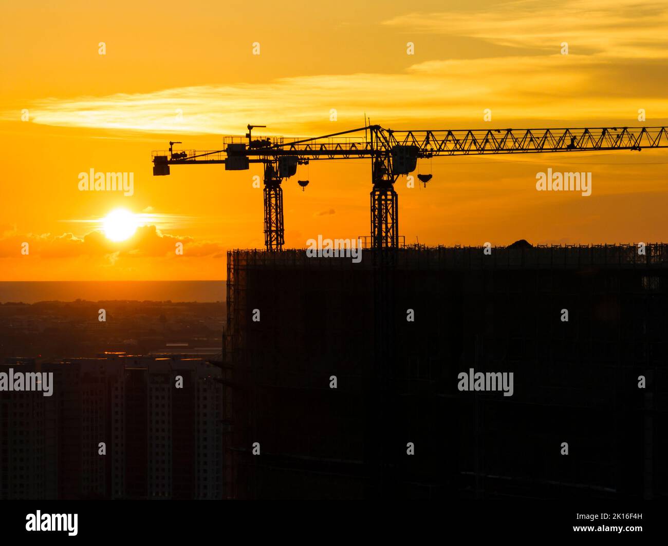 Silhouette dello sfondo del cantiere, cantiere al tramonto Foto Stock