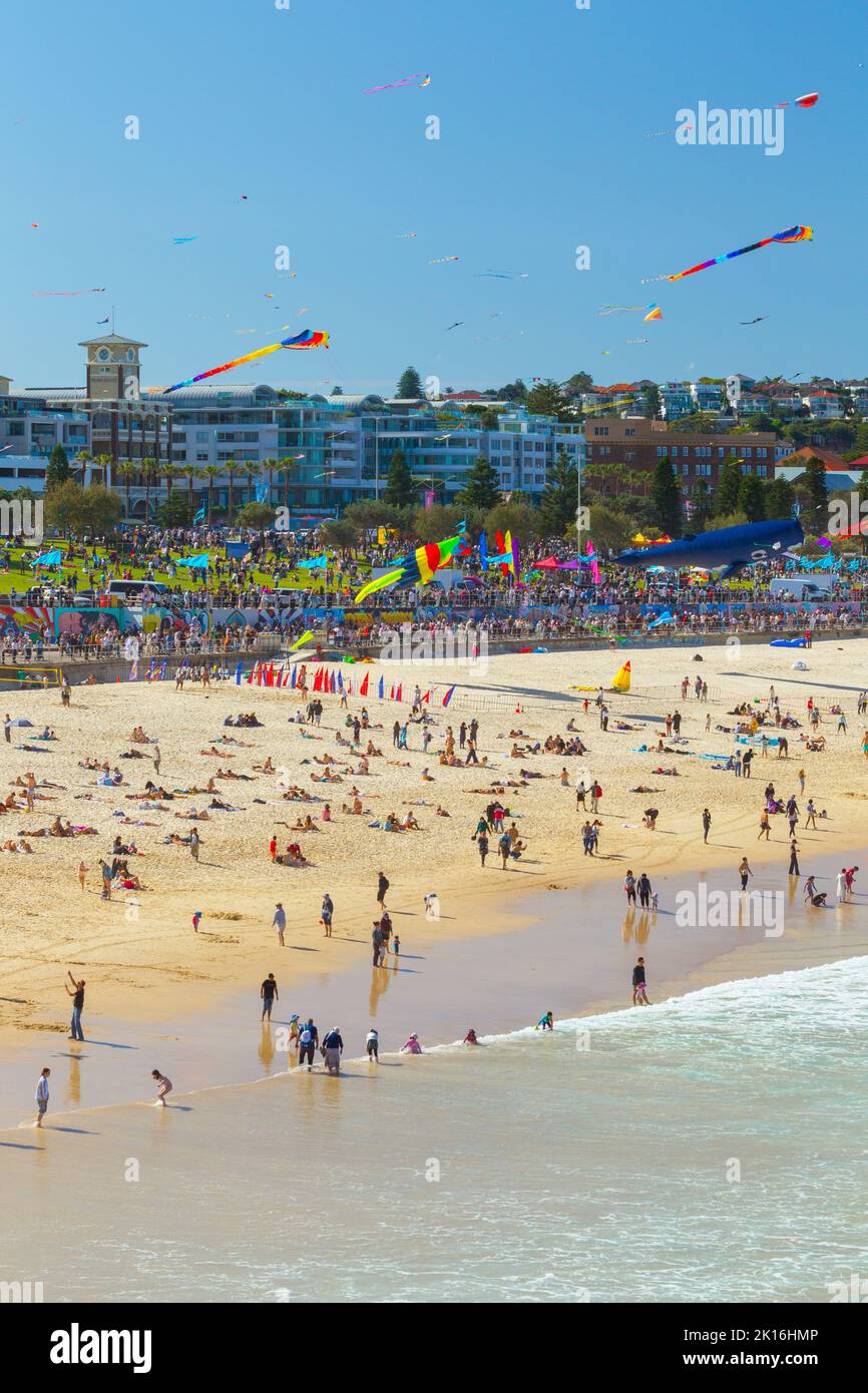 Sydney, Australia. 11 settembre 2022. Le grandi folle si riuniscono per assistere al famoso festival annuale di aquiloni del 'Festival dei Venti' a Bondi Beach. Foto Stock