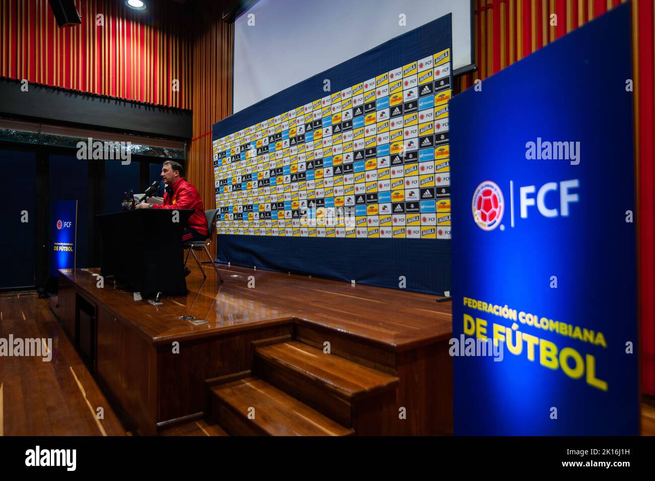 Bogota, Colombia. 15th Set, 2022. La squadra di calcio della Colombia Coah Nestor Lorenzo parla durante una conferenza stampa dopo la decisione di chiamare i veterani della squadra: Radamel Falcao, James Rodriguez e Luis Diaz, a Bogotà, Colombia, 15 settembre 2022, Per il tour delle partite amichevoli negli Stati Uniti per le partite FIFA Septemeber contro il Guatemala il 24 settembre a New York e contro il Messico il 27 settembre. Credit: Long Visual Press/Alamy Live News Foto Stock