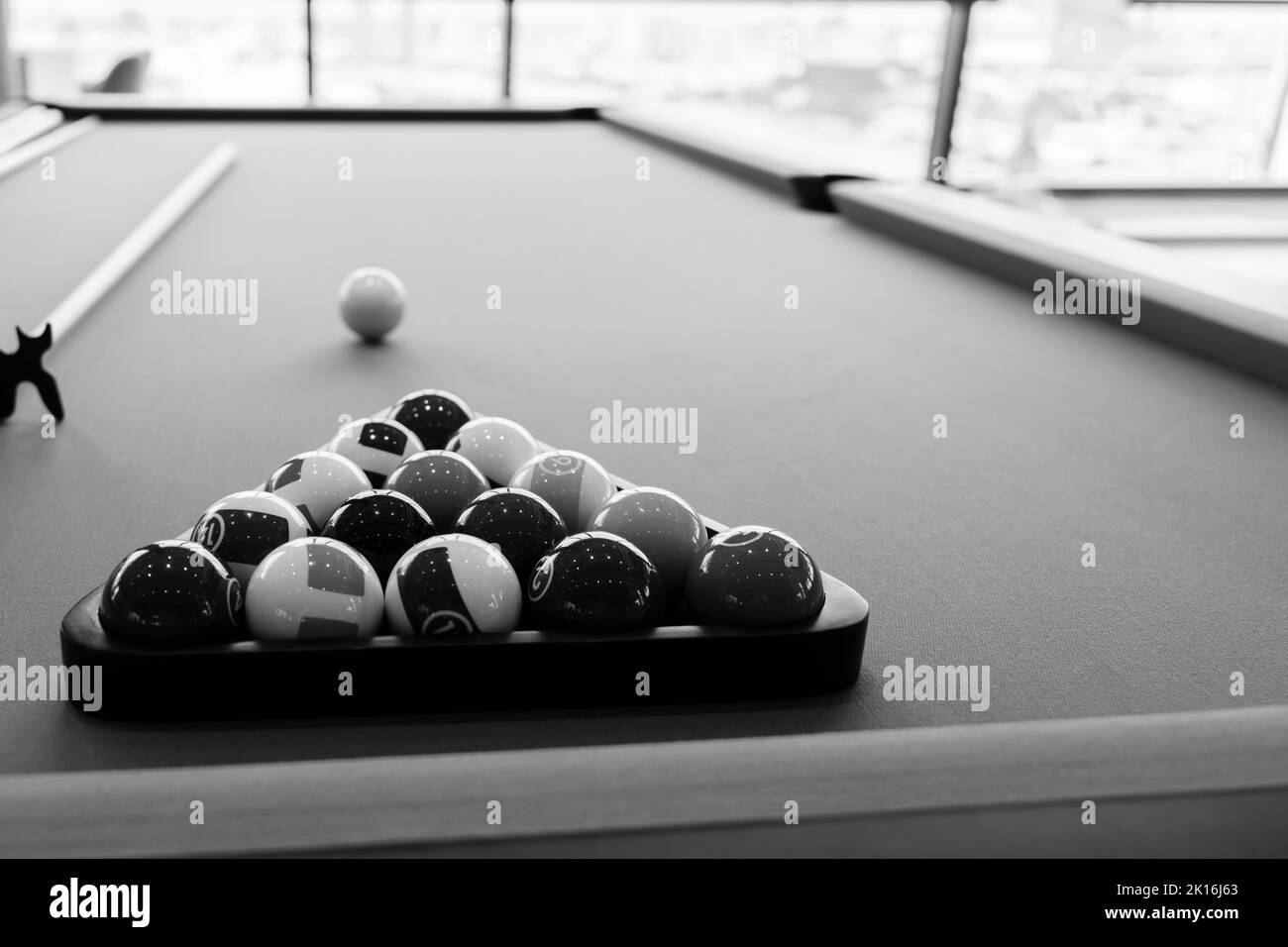 Palle da biliardo sul tavolo con un cue, biliardo piscina Foto Stock
