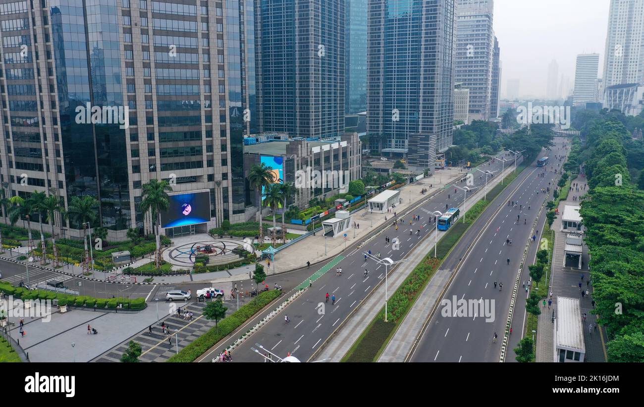 Vista dei droni di persone affollate esercizio sulla strada Sudirman durante l'evento auto giorno libero ogni domenica mattina a Jakarta città, Indonesia Foto Stock