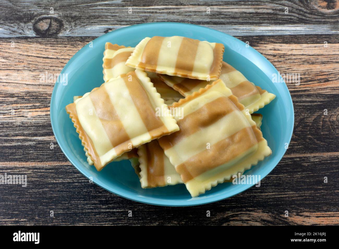 Funghi porrabello crudi e ravioli alla fontina in ciotola Foto Stock