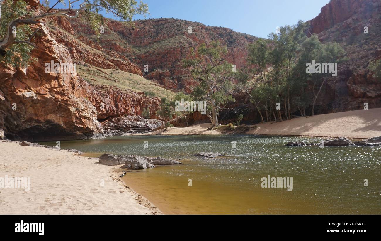 Splendida vista sulla gola rossa e l'acqua di sorgente dalla gola di Ormiston nella catena montuosa West Macdonnell nel Red Centre, Australia. Foto Stock