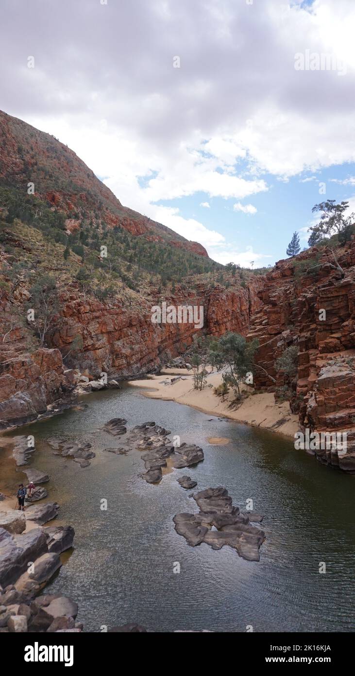 Splendida vista sulla gola rossa e l'acqua di sorgente dalla gola di Ormiston nella catena montuosa West Macdonnell nel Red Centre, Australia. Foto Stock