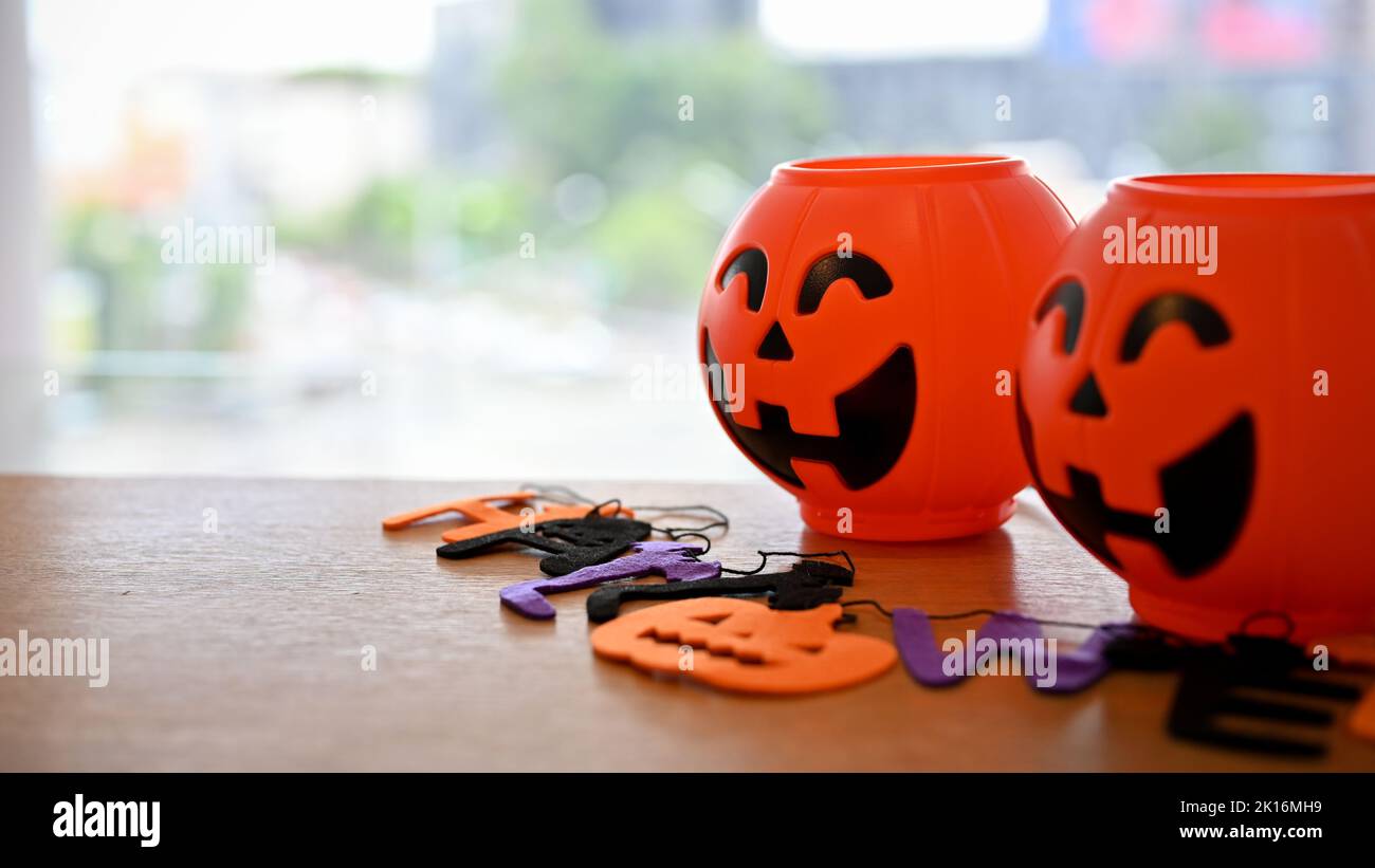 Arredamento di Halloween su tavolo di legno. Felice stagione di Halloween. Ghirlanda di Halloween o banner con secchi di zucca. Concetto di vacanza Foto Stock