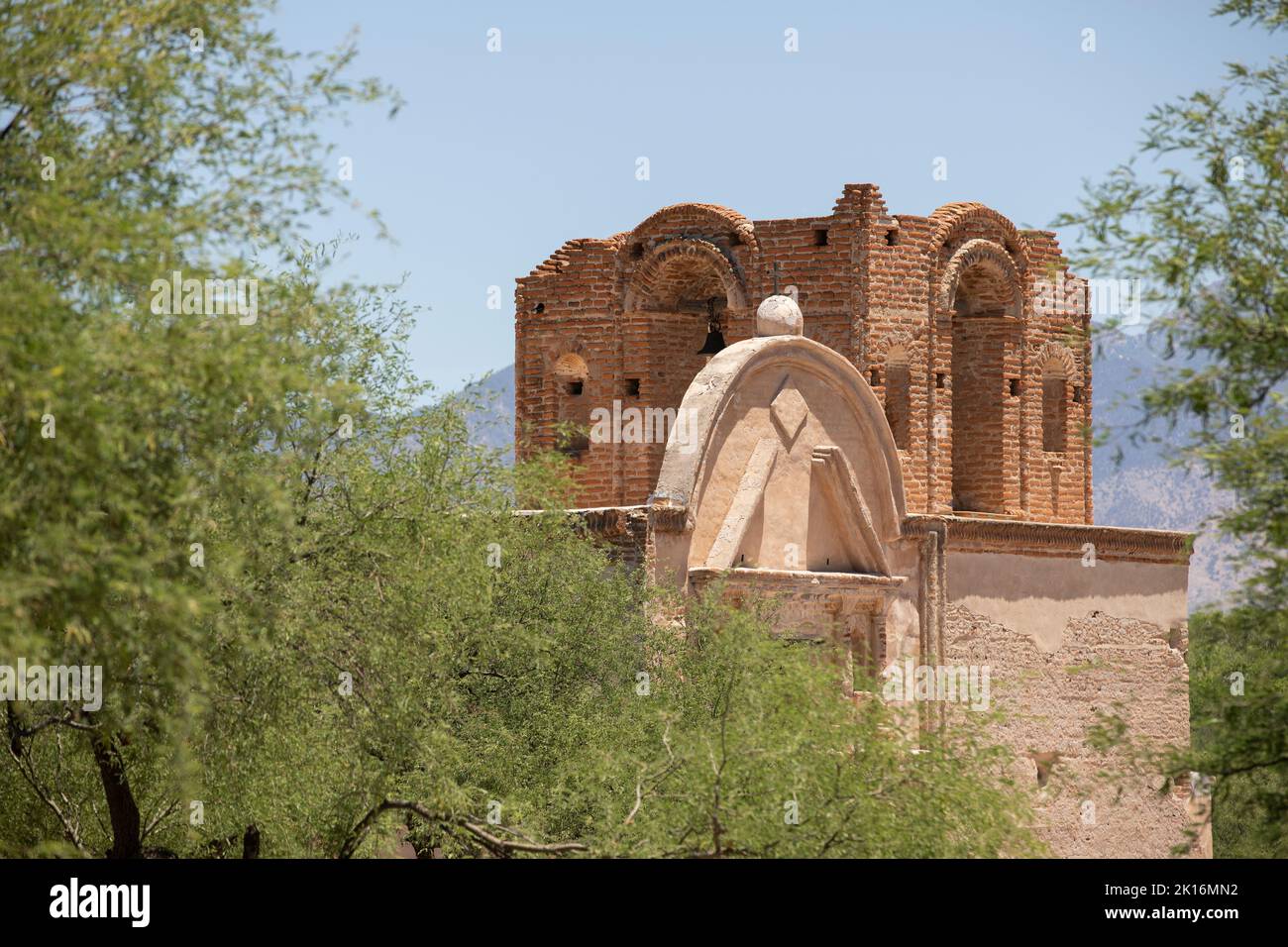 La luce del giorno risplende sulla storica missione coloniale dei Gesuiti spagnoli di Tumacácori, Arizona, USA. Foto Stock