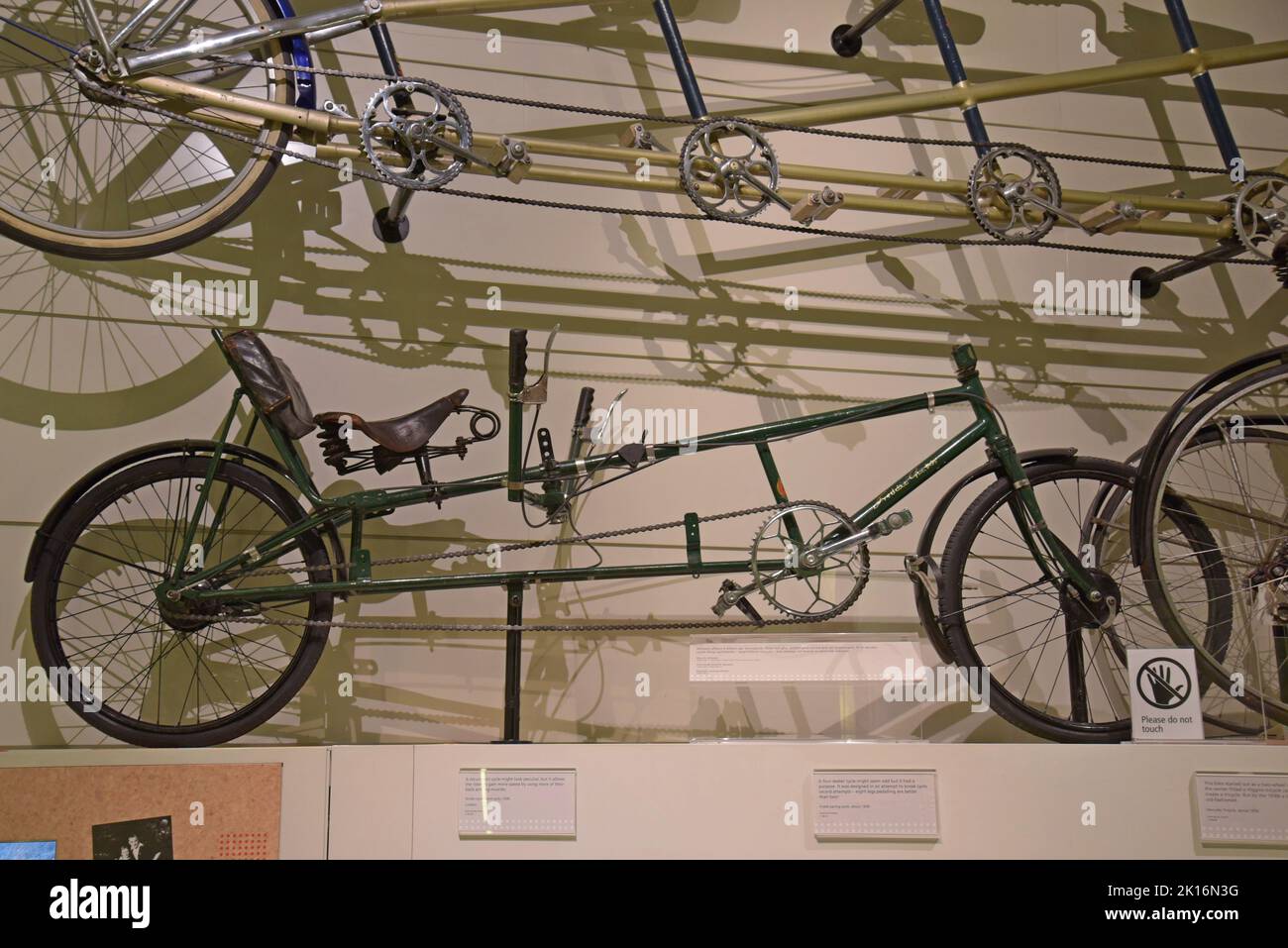 Una bicicletta d'epoca recumbent al Riverside Museum, Glasgow, Scozia, Regno Unito Foto Stock