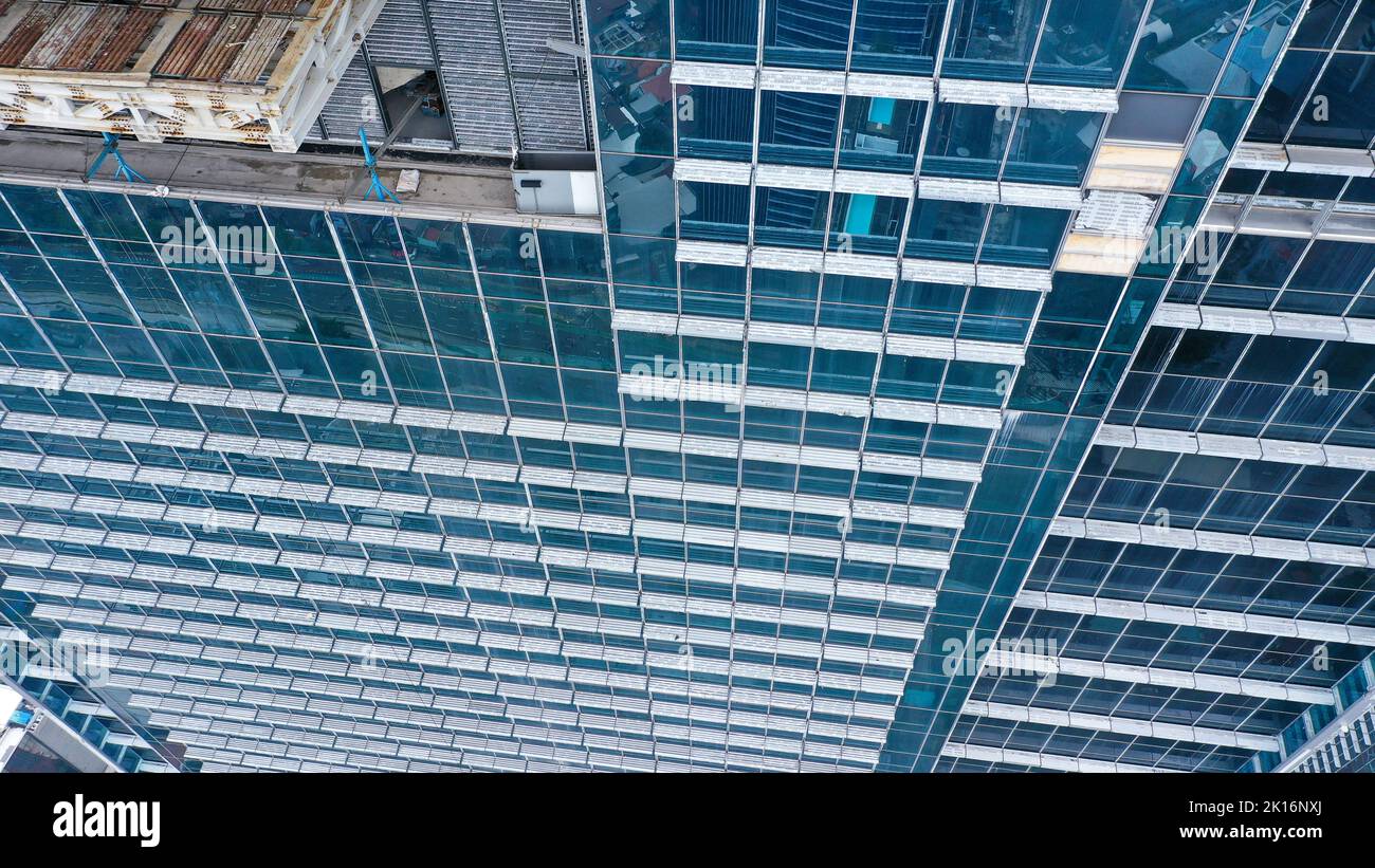 Un nuovo edificio di uffici in costruzione con una facciata di vetro Foto Stock