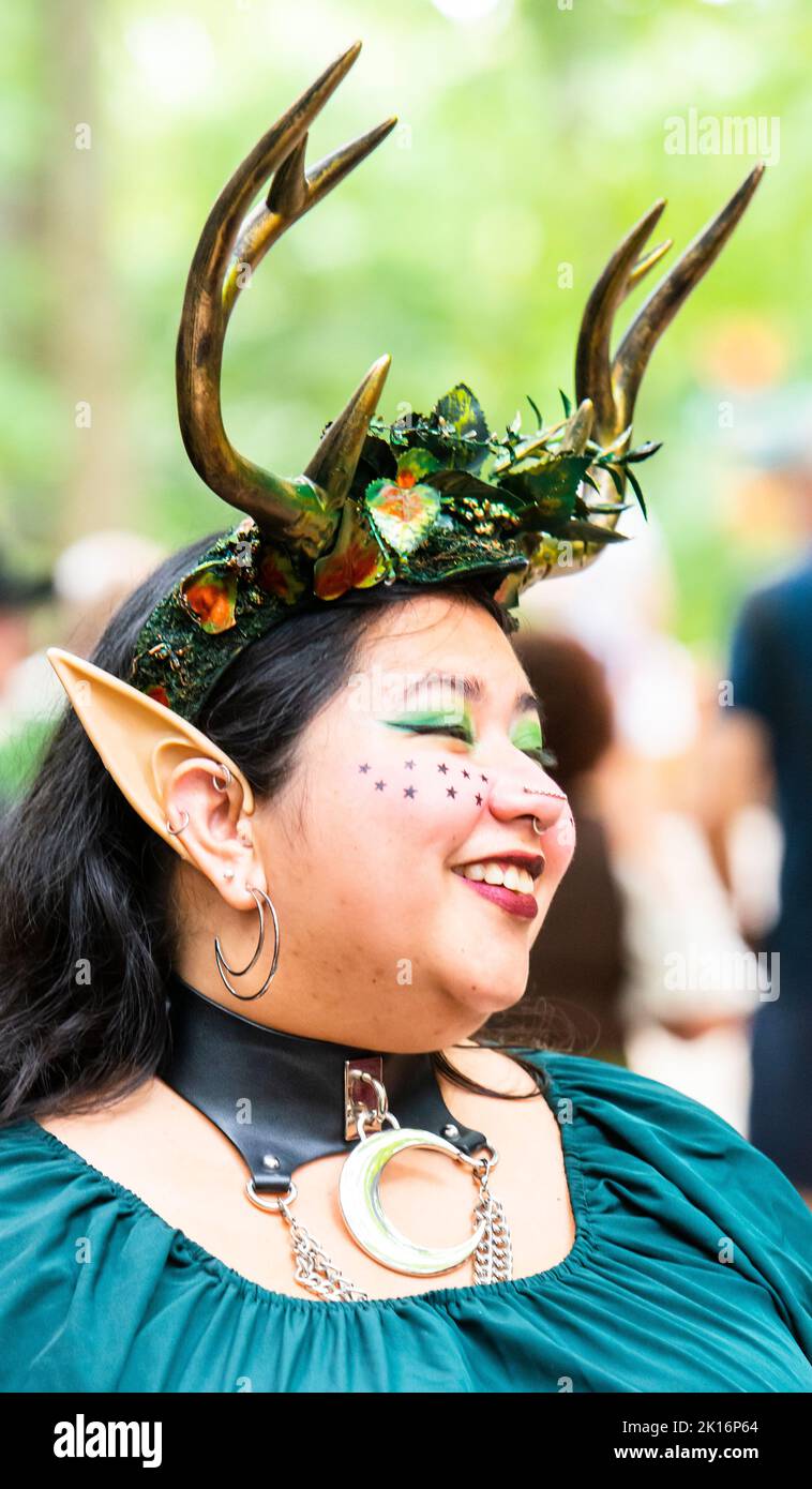 Elf e corna cosplay al Maryland Renaissance Festival 2022. Immergersi nella fantasia medievale in una giornata di sole, guardare in avanti. Foto Stock