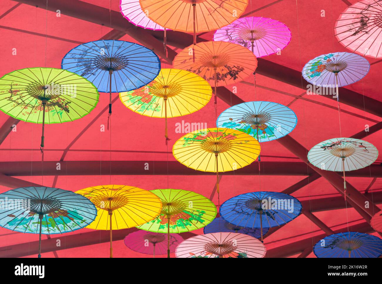 Colorati ombrelli di olio-carta appesi nell'aria Foto Stock