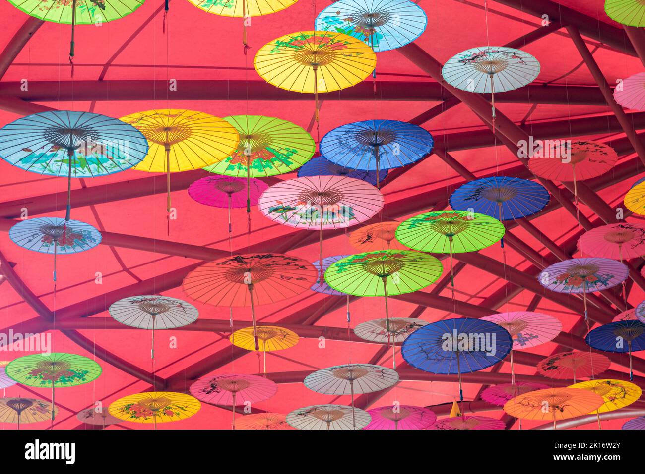 Colorati ombrelli di olio-carta appesi nell'aria Foto Stock Colorati ombrelli di olio-carta appesi nell'aria Foto Stock