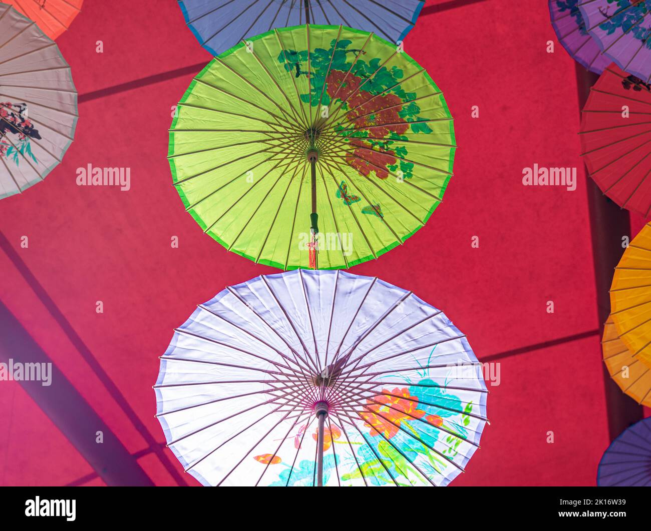 Colorati ombrelli di olio-carta appesi nell'aria Foto Stock Colorati ombrelli di olio-carta appesi nell'aria Foto Stock