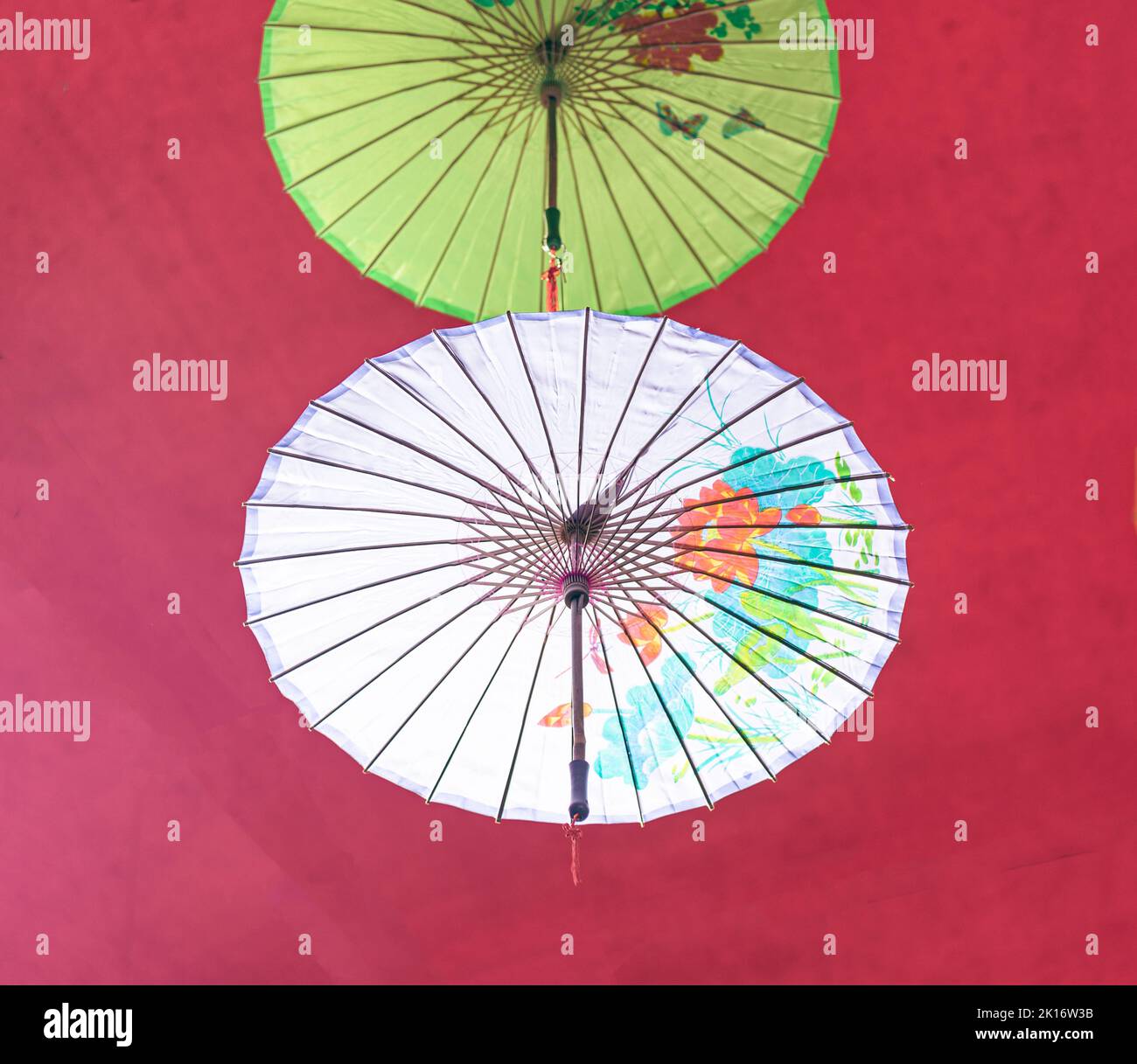 Colorati ombrelli di olio-carta appesi nell'aria Foto Stock Colorati ombrelli di olio-carta appesi nell'aria Foto Stock
