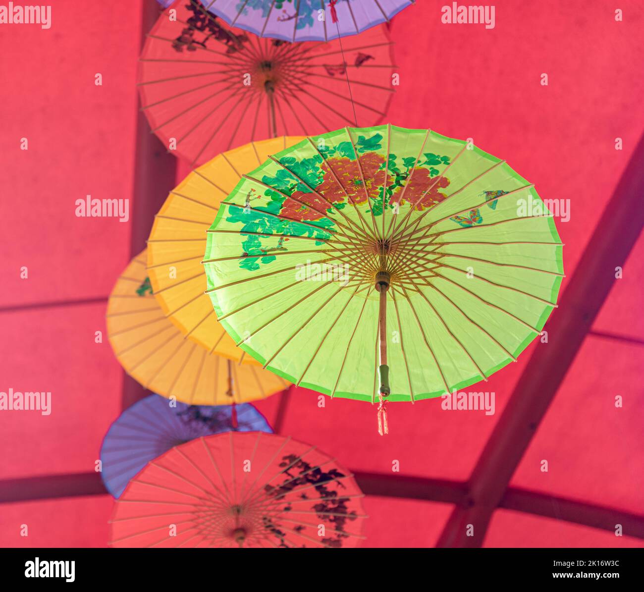Colorati ombrelli di olio-carta appesi nell'aria Foto Stock Colorati ombrelli di olio-carta appesi nell'aria Foto Stock