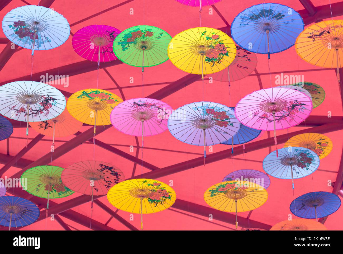 Colorati ombrelli di olio-carta appesi nell'aria Foto Stock Colorati ombrelli di olio-carta appesi nell'aria Foto Stock