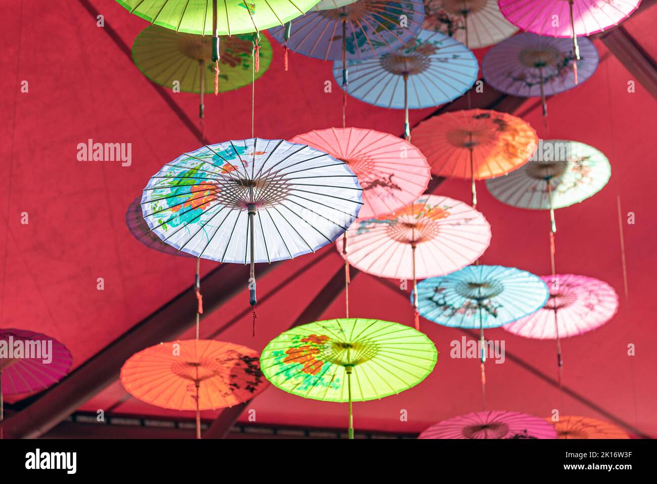 Colorati ombrelli di olio-carta appesi nell'aria Foto Stock Colorati ombrelli di olio-carta appesi nell'aria Foto Stock