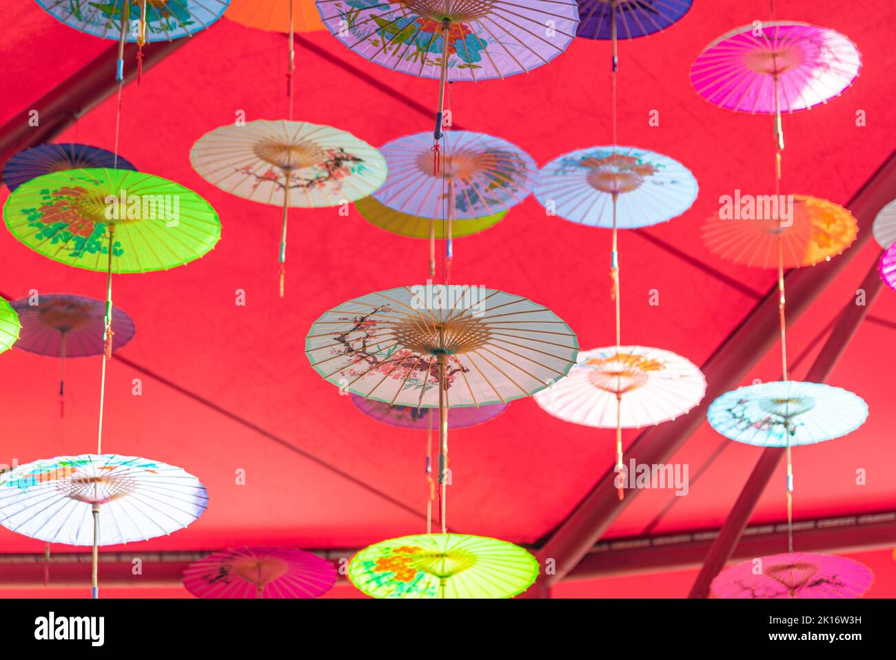 Colorati ombrelli di olio-carta appesi nell'aria Foto Stock Colorati ombrelli di olio-carta appesi nell'aria Foto Stock