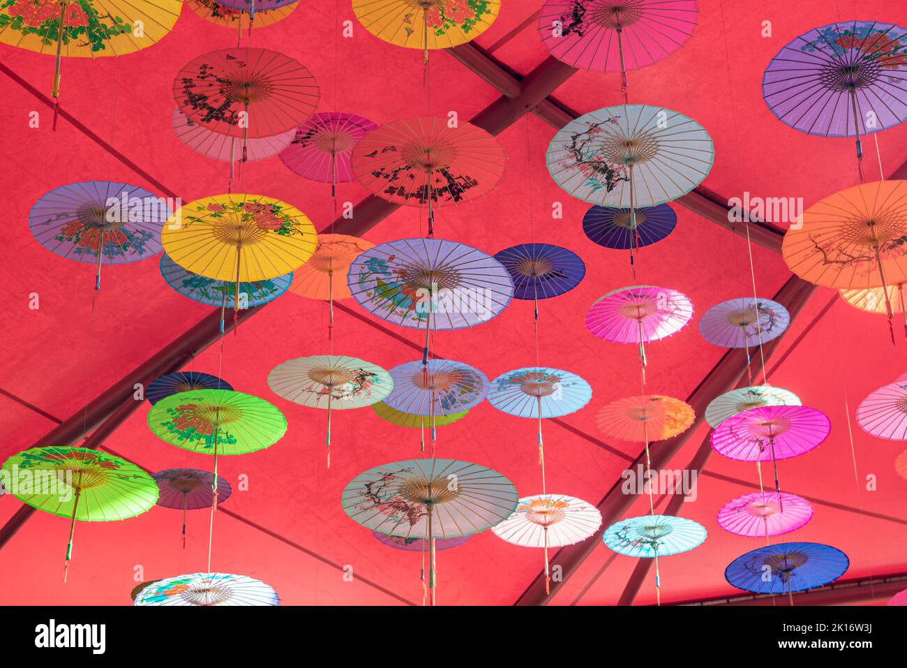Colorati ombrelli di olio-carta appesi nell'aria Foto Stock Colorati ombrelli di olio-carta appesi nell'aria Foto Stock