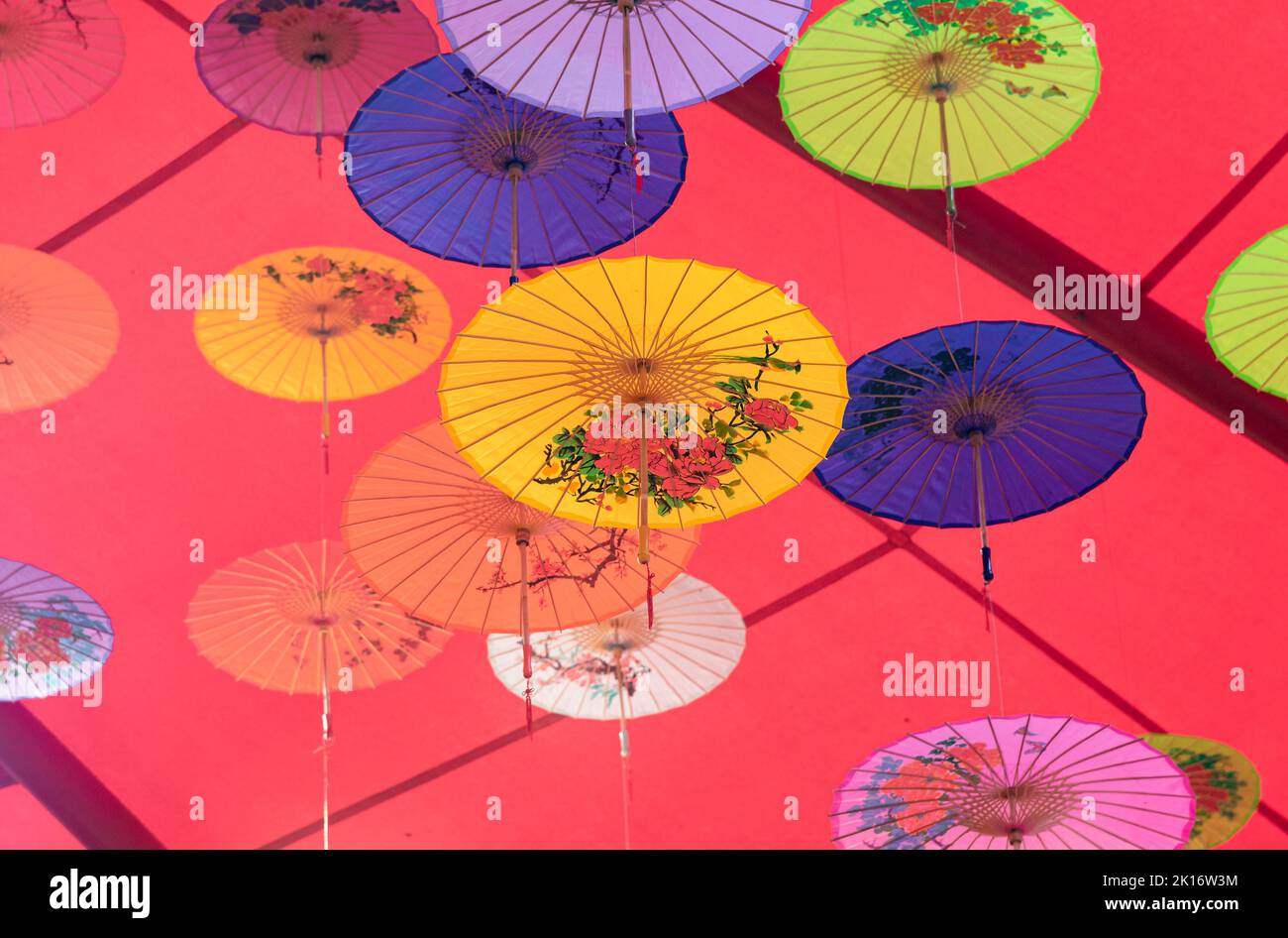 Colorati ombrelli di olio-carta appesi nell'aria Foto Stock Colorati ombrelli di olio-carta appesi nell'aria Foto Stock