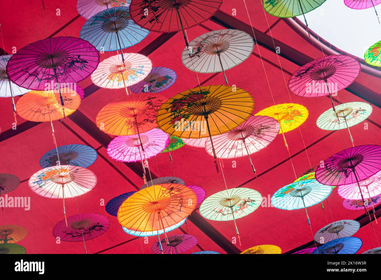 Colorati ombrelli di olio-carta appesi nell'aria Foto Stock Colorati ombrelli di olio-carta appesi nell'aria Foto Stock