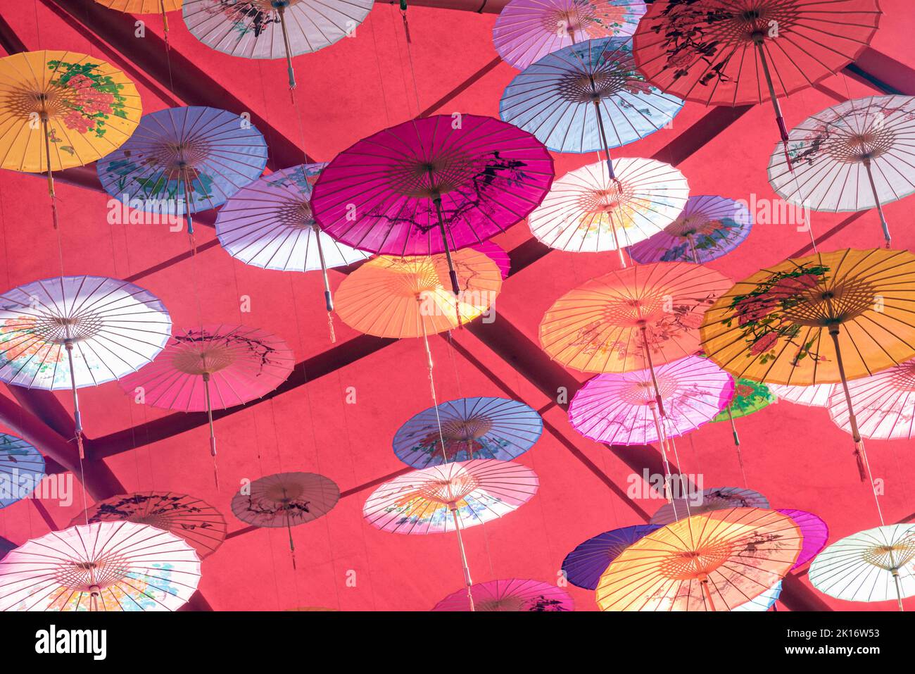 Colorati ombrelli di olio-carta appesi nell'aria Foto Stock Colorati ombrelli di olio-carta appesi nell'aria Foto Stock
