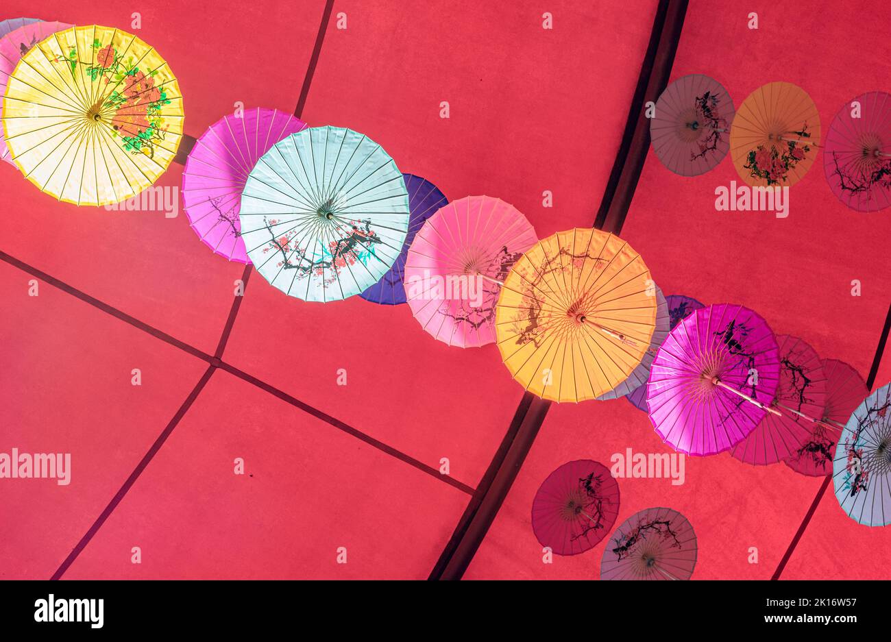 Colorati ombrelli di olio-carta appesi nell'aria Foto Stock Colorati ombrelli di olio-carta appesi nell'aria Foto Stock