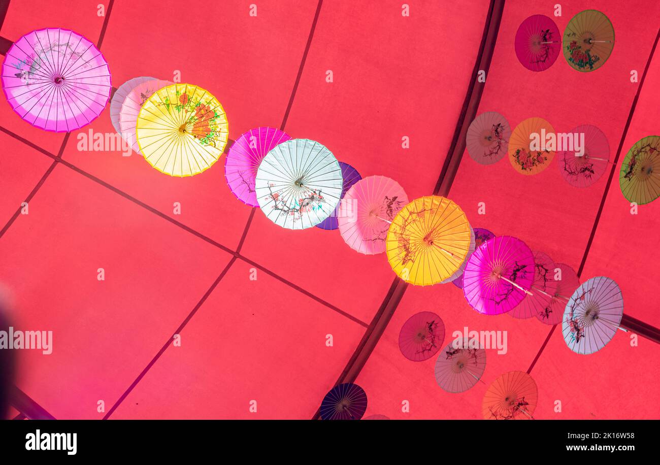 Colorati ombrelli di olio-carta appesi nell'aria Foto Stock Colorati ombrelli di olio-carta appesi nell'aria Foto Stock