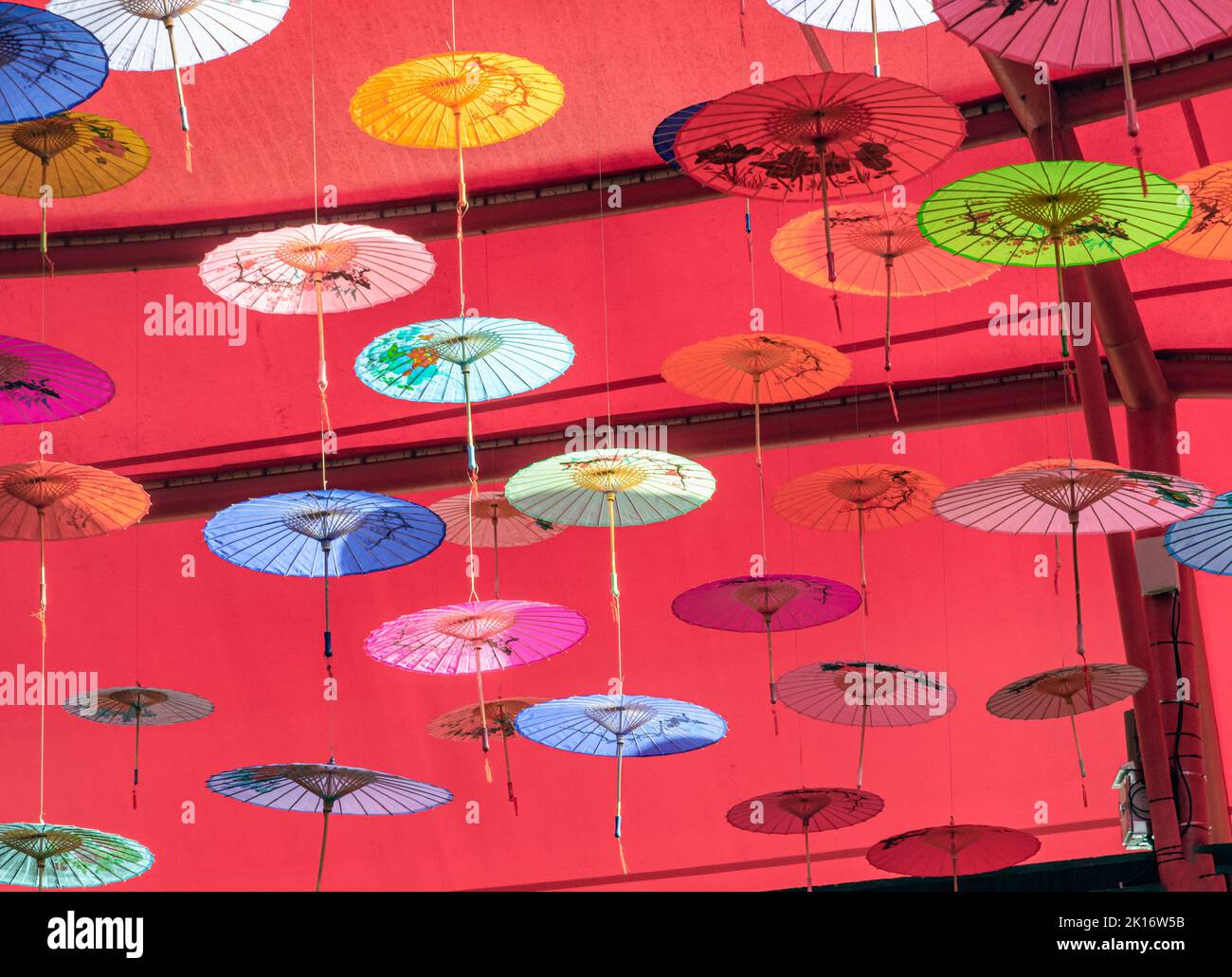 Colorati ombrelli di olio-carta appesi nell'aria Foto Stock Colorati ombrelli di olio-carta appesi nell'aria Foto Stock