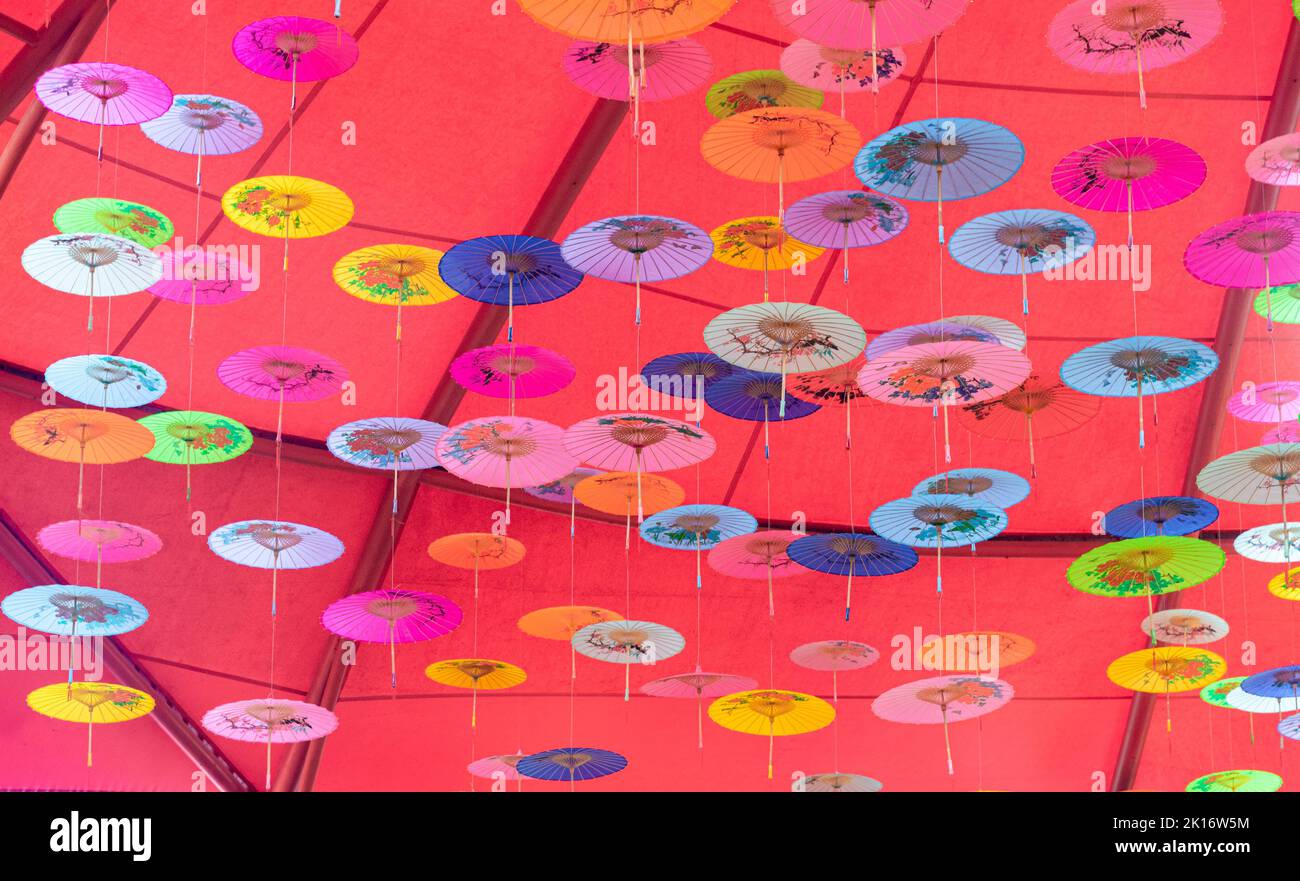 Colorati ombrelli di olio-carta appesi nell'aria Foto Stock