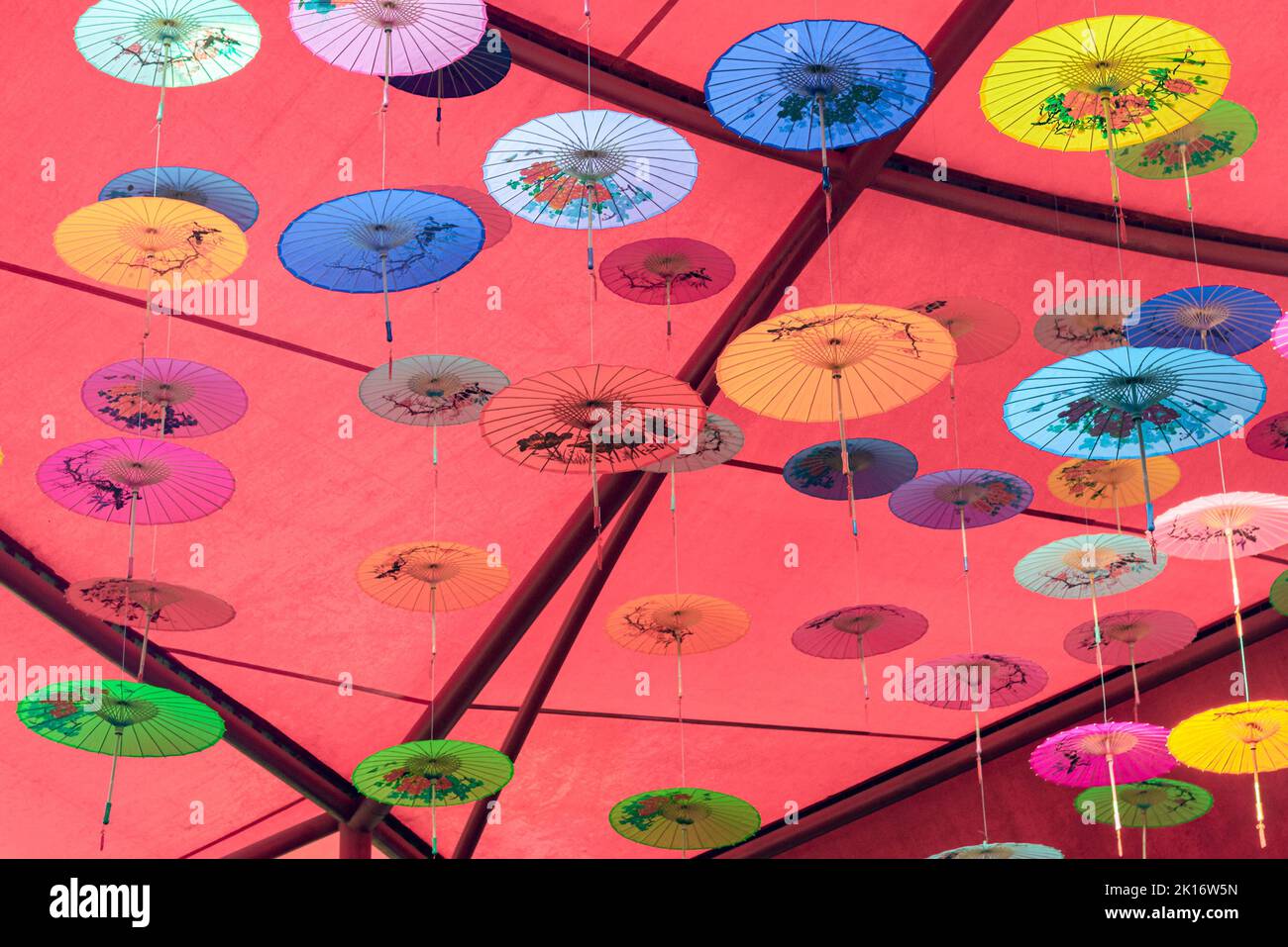 Colorati ombrelli di olio-carta appesi nell'aria Foto Stock Colorati ombrelli di olio-carta appesi nell'aria Foto Stock