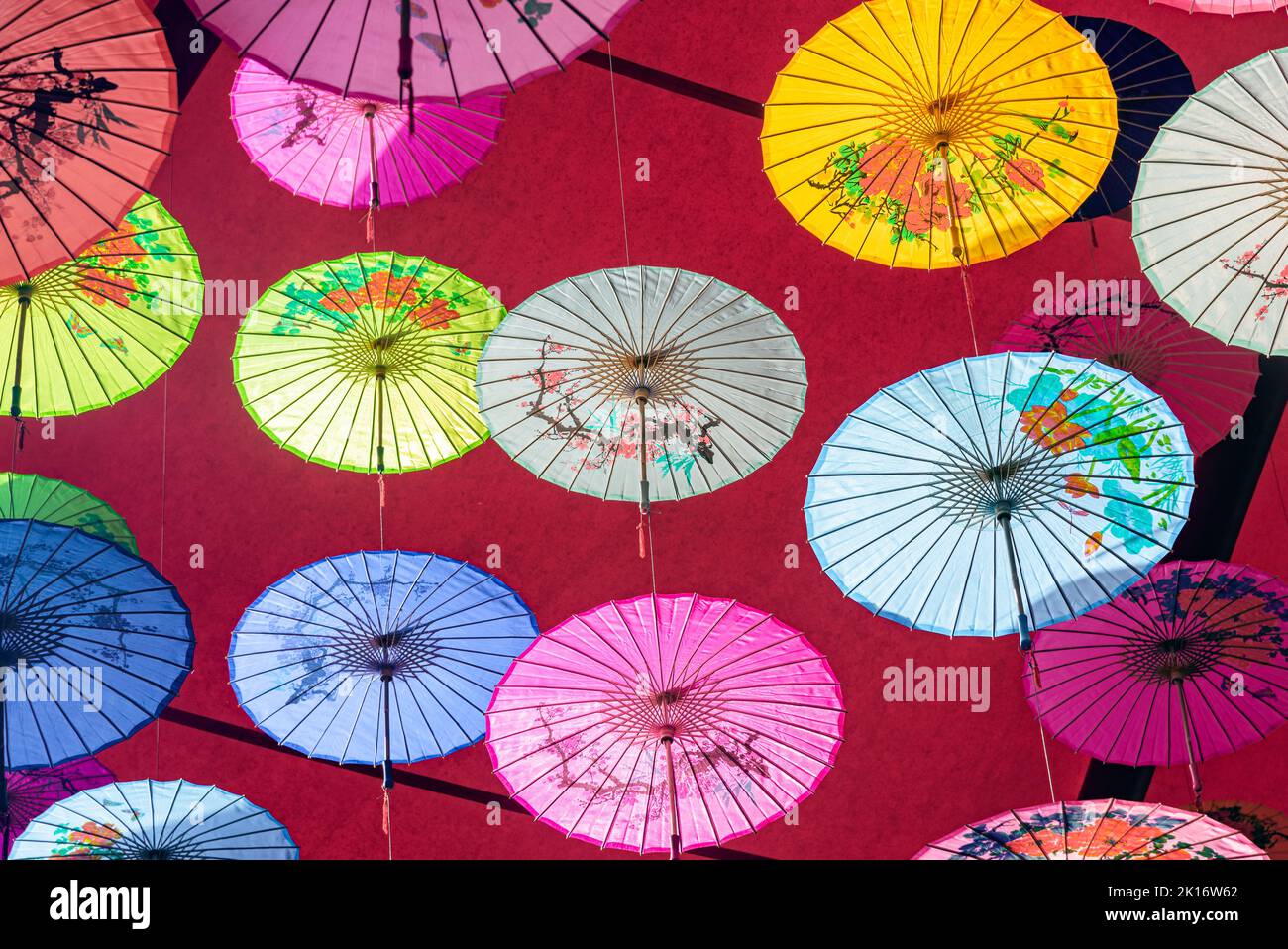 Colorati ombrelli di olio-carta appesi nell'aria Foto Stock Colorati ombrelli di olio-carta appesi nell'aria Foto Stock