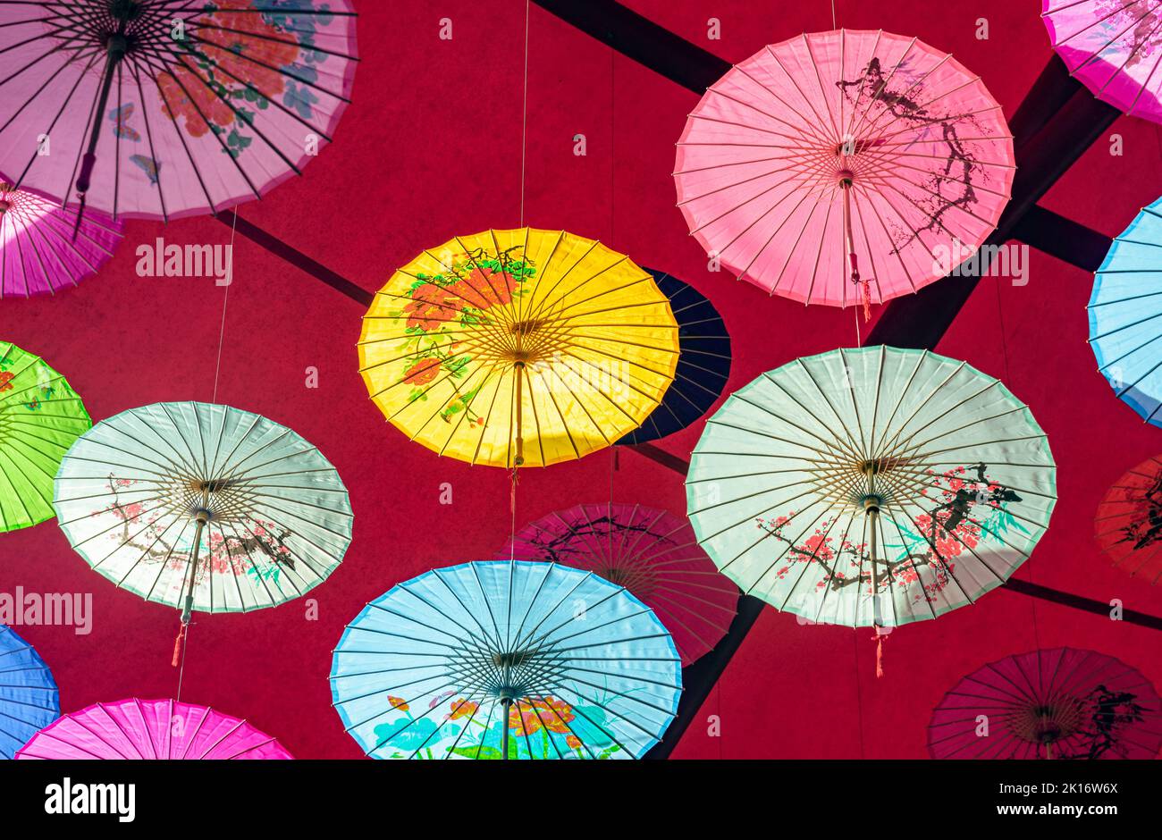 Colorati ombrelli di olio-carta appesi nell'aria Foto Stock Colorati ombrelli di olio-carta appesi nell'aria Foto Stock