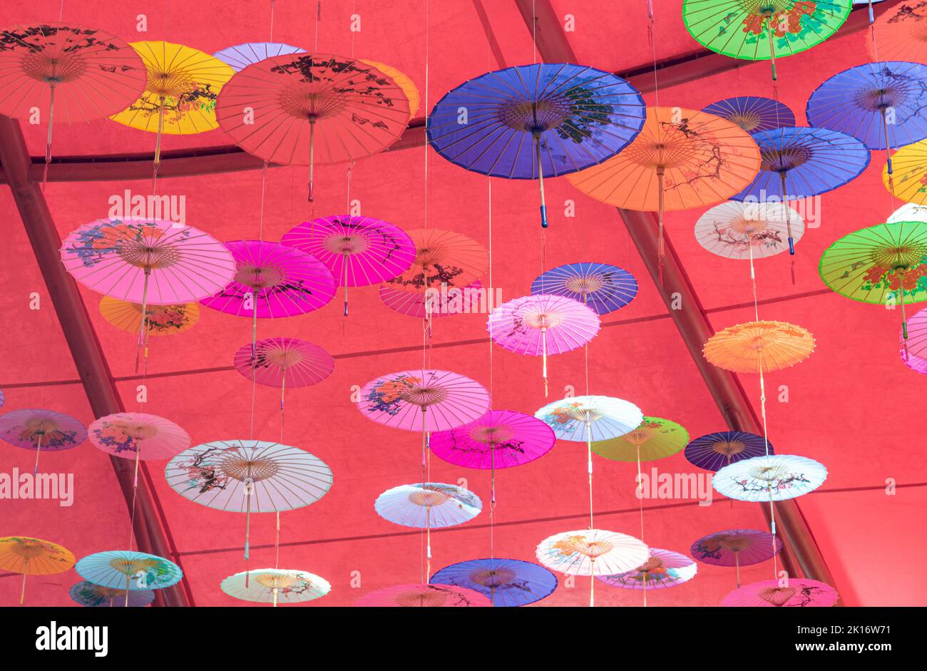 Colorati ombrelli di olio-carta appesi nell'aria Foto Stock Colorati ombrelli di olio-carta appesi nell'aria Foto Stock