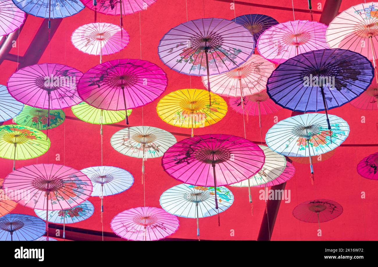 Colorati ombrelli di olio-carta appesi nell'aria Foto Stock Colorati ombrelli di olio-carta appesi nell'aria Foto Stock