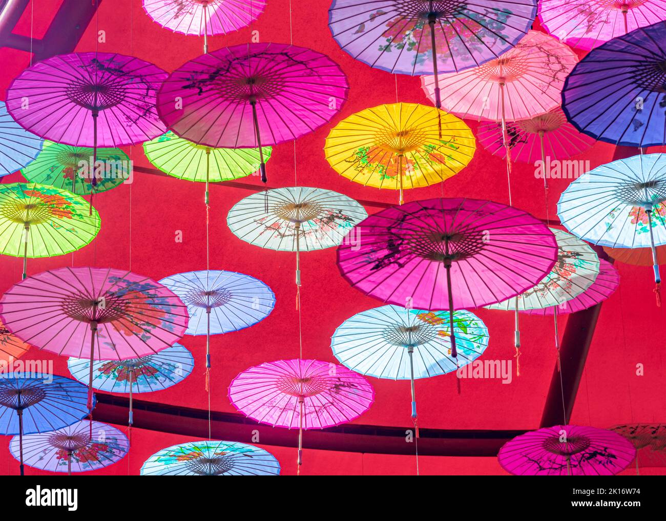 Colorati ombrelli di olio-carta appesi nell'aria Foto Stock Colorati ombrelli di olio-carta appesi nell'aria Foto Stock