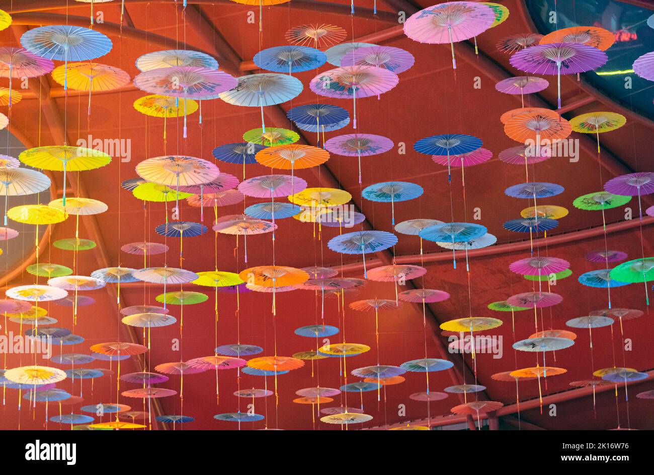 Colorati ombrelli di olio-carta appesi nell'aria Foto Stock Colorati ombrelli di olio-carta appesi nell'aria Foto Stock