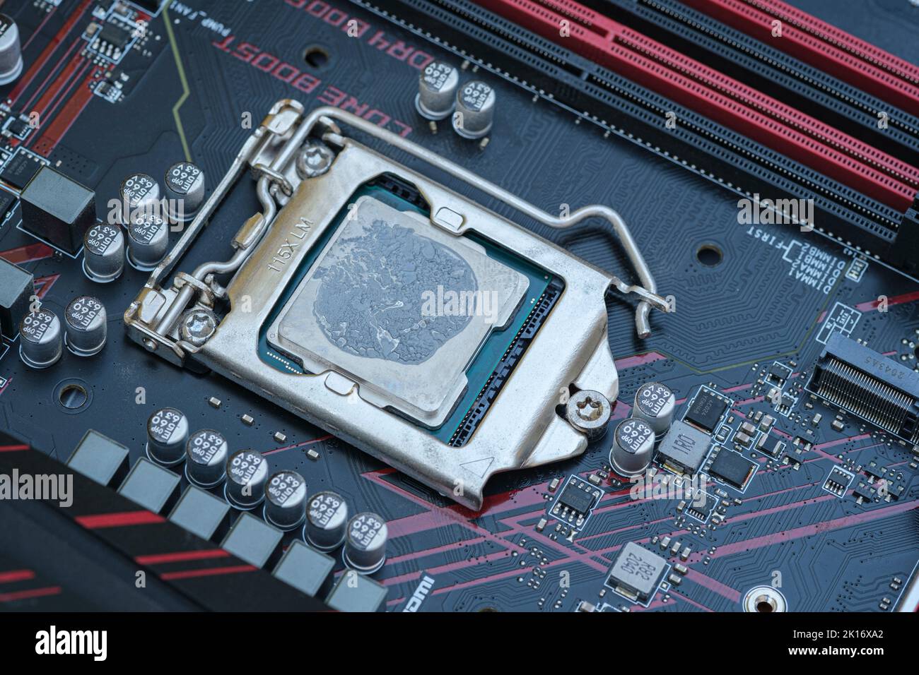 cpu PC con pasta termica essiccata su scheda madre hi tech, chip componenti computer Foto Stock