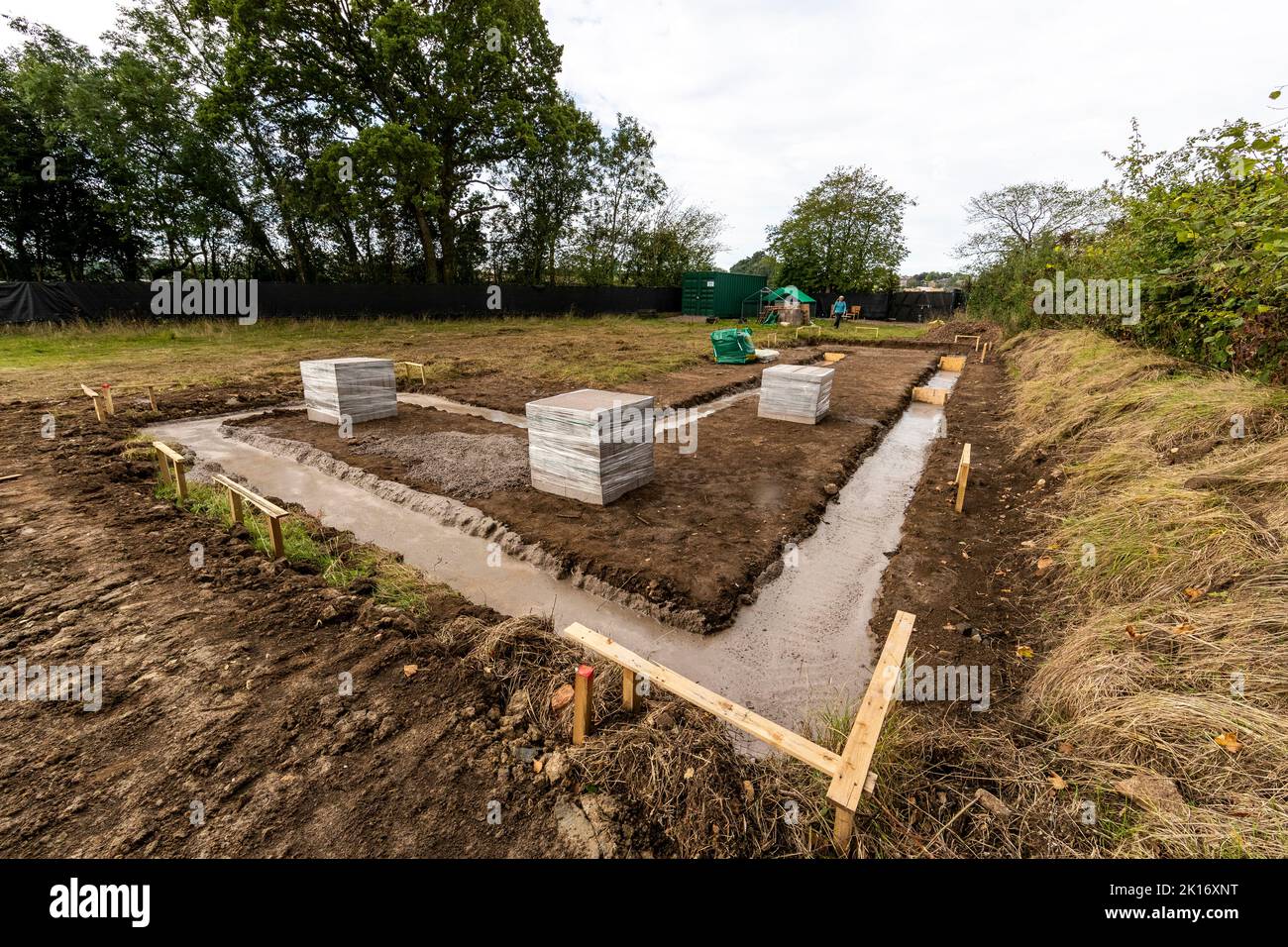Costruzione rurale. Costruire una base stabile all'interno di paddock di pascolo. Foto Stock