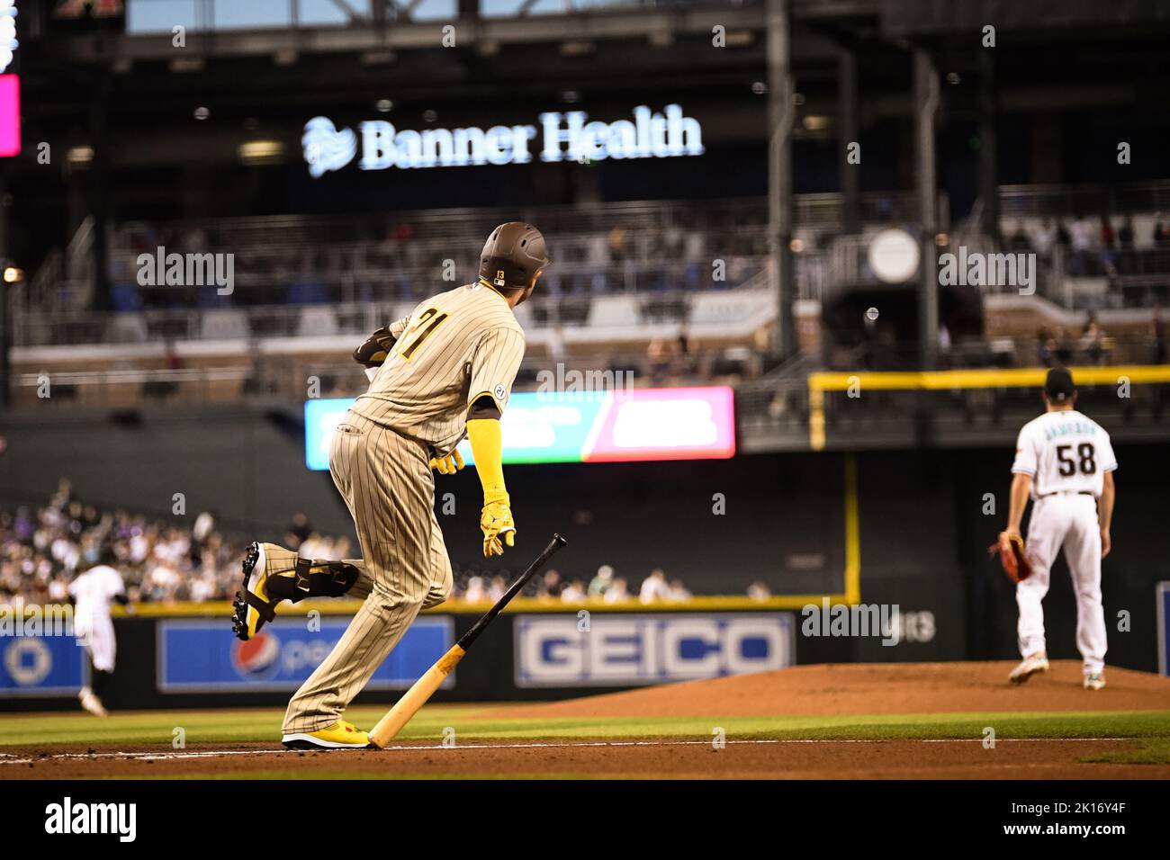 San Diego Padres terzo baseman Manny Machado (13) si allinea al campo centrale nel primo inning di una partita di baseball MLB contro l'Arizona Diamondbac Foto Stock