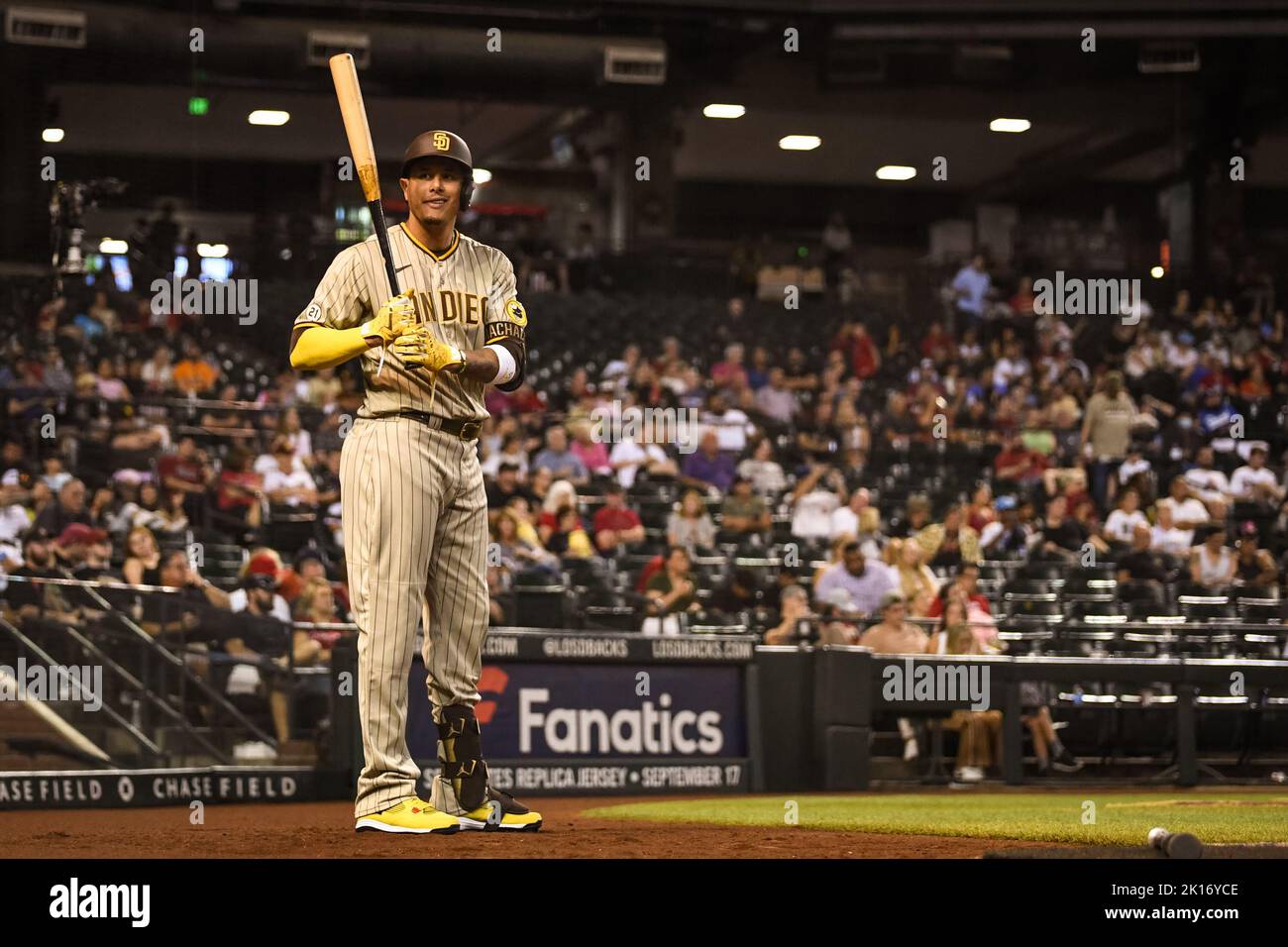 San Diego Padres terzo baseman Manny Machado (13) si trova nel cerchio sul ponte nel sesto inning di una partita di baseball MLB contro l'Arizona Diamond Foto Stock