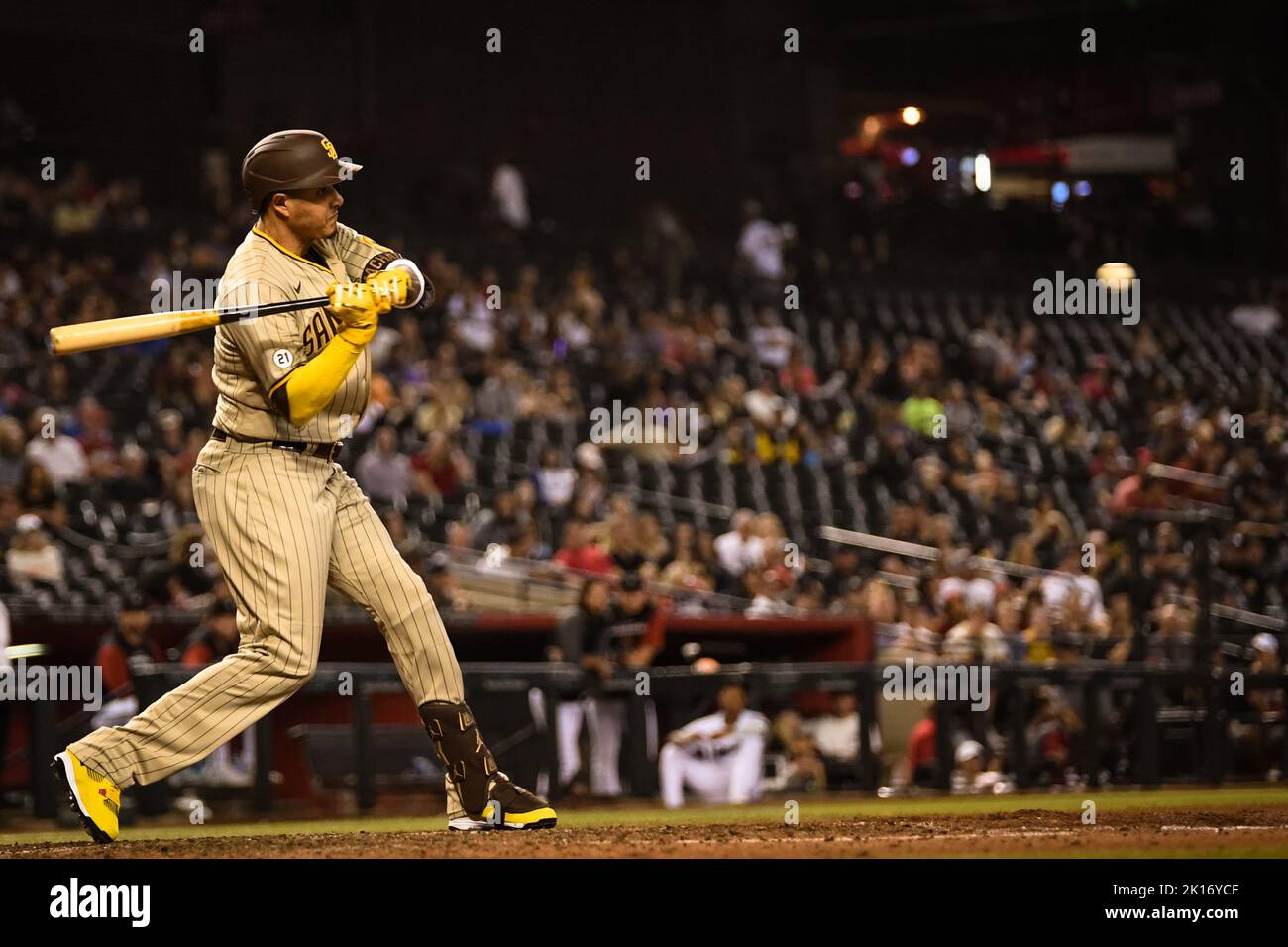 San Diego Padres terzo baseman Manny Machado (13) vola fuori al campo di destra nel sesto inning di una partita di baseball MLB contro l'Arizona Diamondback Foto Stock