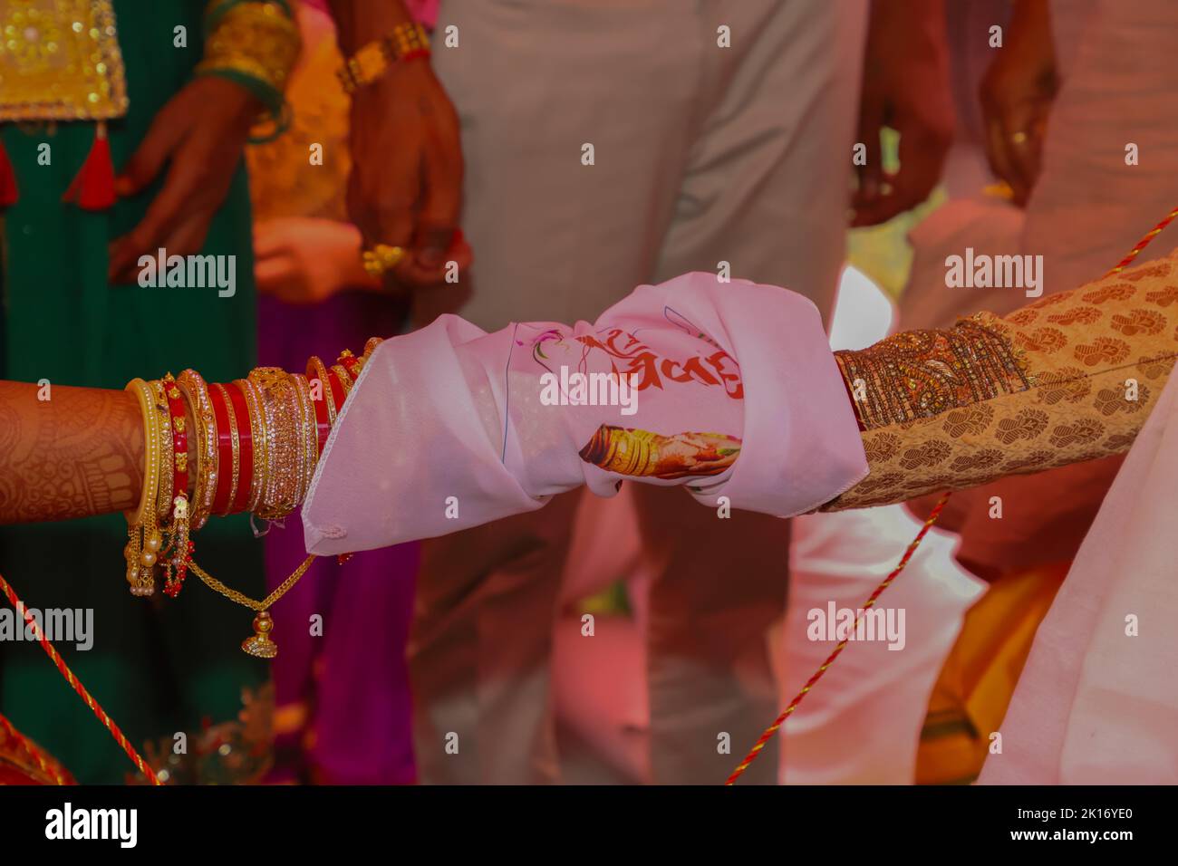India Gujarat Village sposa Grana rituali di nozze indiane Cultura indù Hast Melap primo piano colpo selettivo fuoco su soggetto sfondo blu Foto Stock