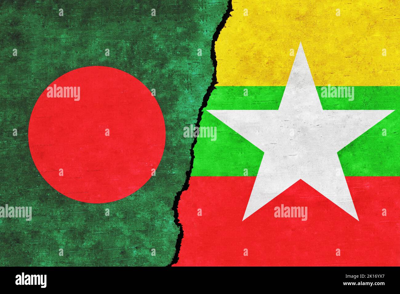 Myanmar e Bangladesh bandiere insieme. Bangladesh e Myanmar relazione, conflitto, crisi di guerra, concetto di economia. Myanmar vs Bangladesh Foto Stock