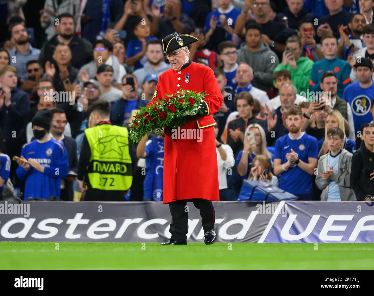 Londra, Regno Unito. 14th Set, 2022. 14 set 2022 - Chelsea contro RB Salzburg - UEFA Champions League - Gruppo e - Stamford Bridge Un pensionato di Chelsea fa una corona sul campo a Stamford Bridge in memoria della Regina Elisabetta II che era morta la settimana precedente. Credit: Notizie dal vivo di Mark Pain/Alamy Foto Stock