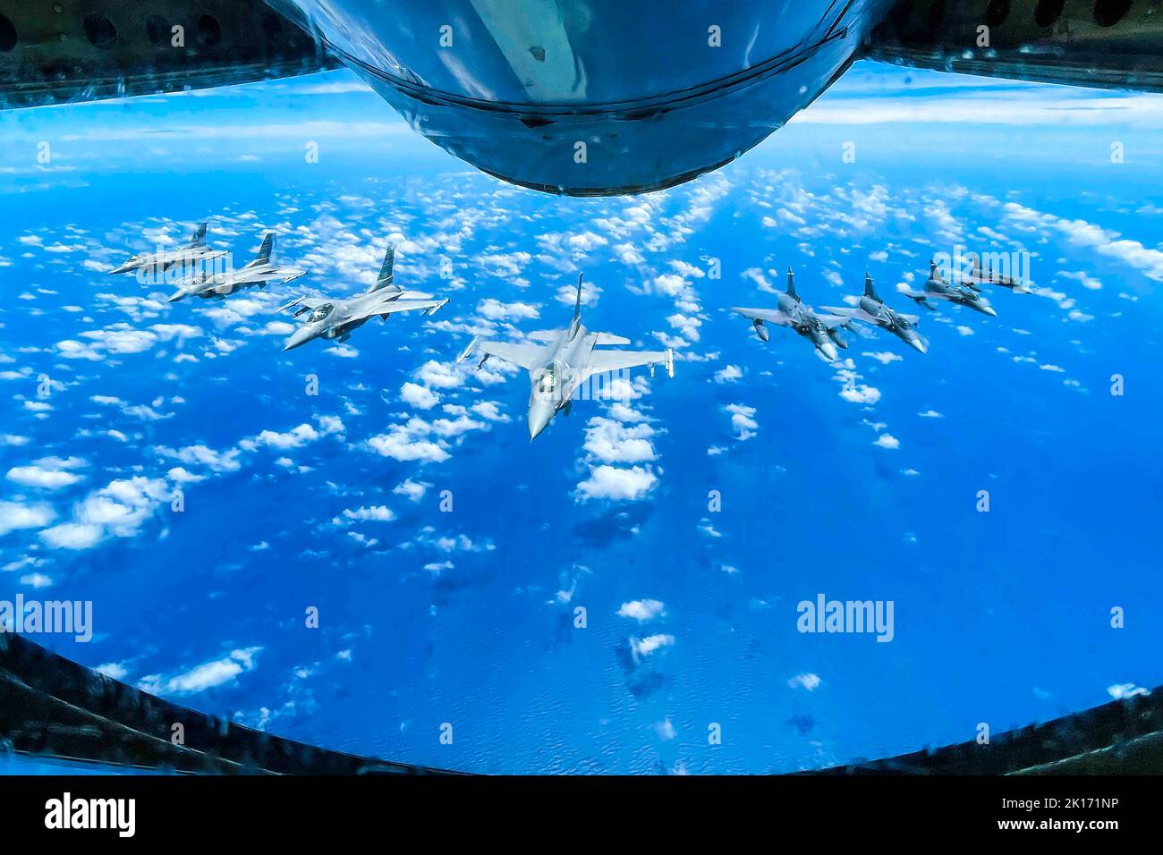 Barranquilla, Colombia. 30th ago, 2022. Le forze aeree colombiane KFIRs e le forze aeree statunitensi F-16 Fighting Falcons dalla Guardia Nazionale aerea del South Carolina, 157th Fighter Squadron volare in formazione durante Relampago VII, un esercizio a Barranquilla, Colombia, agosto. 30, 2022. Lo scopo di questo esercizio è di fornire all'aeronautica colombiana una formazione di interoperabilità realistica richiesta in qualità di paesi alleati, secondo gli standard della NATO. La Carolina del Sud è partner di Stato della Colombia nel programma di partenariato di Stato. Credit: US National Guard/ZUMA Press Wire Service/ZUMAPRESS.com/Alamy Live News Foto Stock