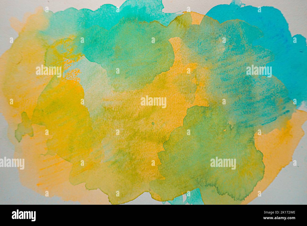 Sfondo multicolore color acqua pastello. Acquerello blu e giallo a gradiente astratto su sfondo bianco. Struttura di colore splash isolata. Spazio di copia Foto Stock