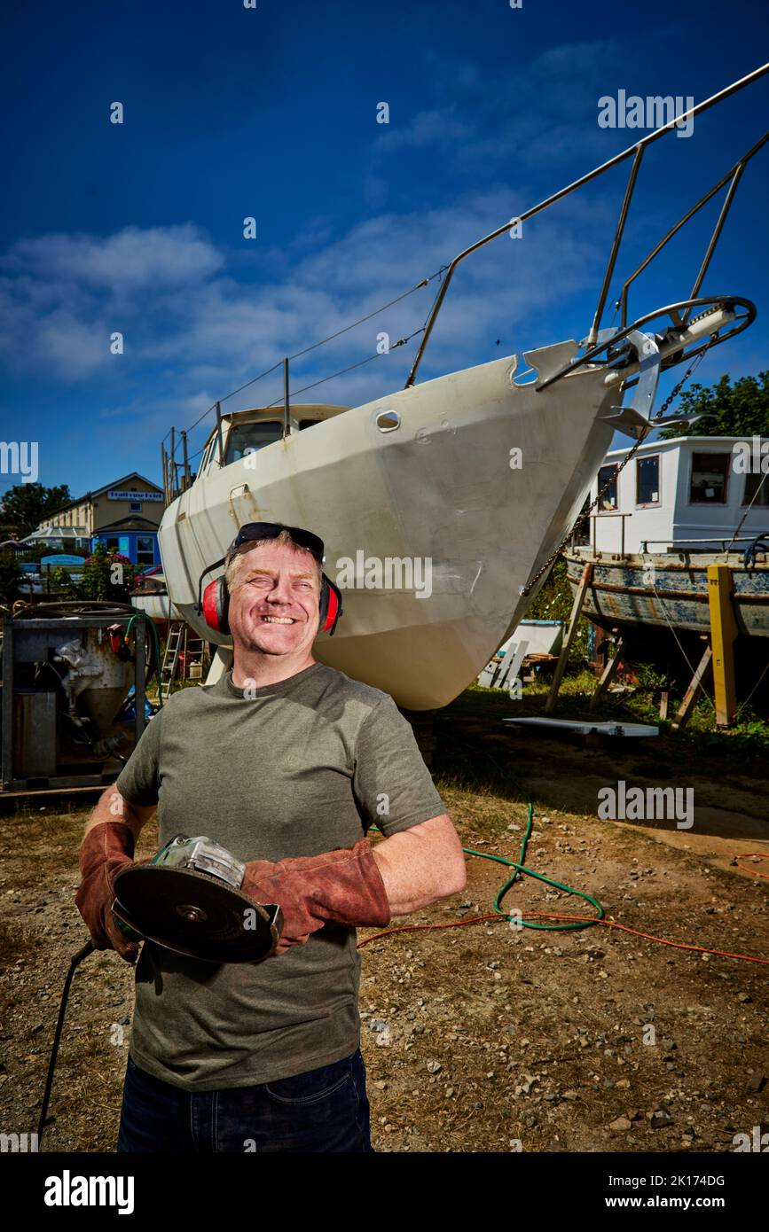 Fissaggio di una barca a Holyhead North Wales Foto Stock