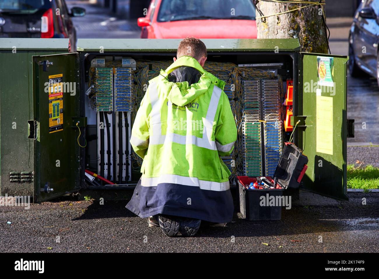 Buxton, BT OpenReach Engineer che lavora in una scatola telefonica Foto Stock