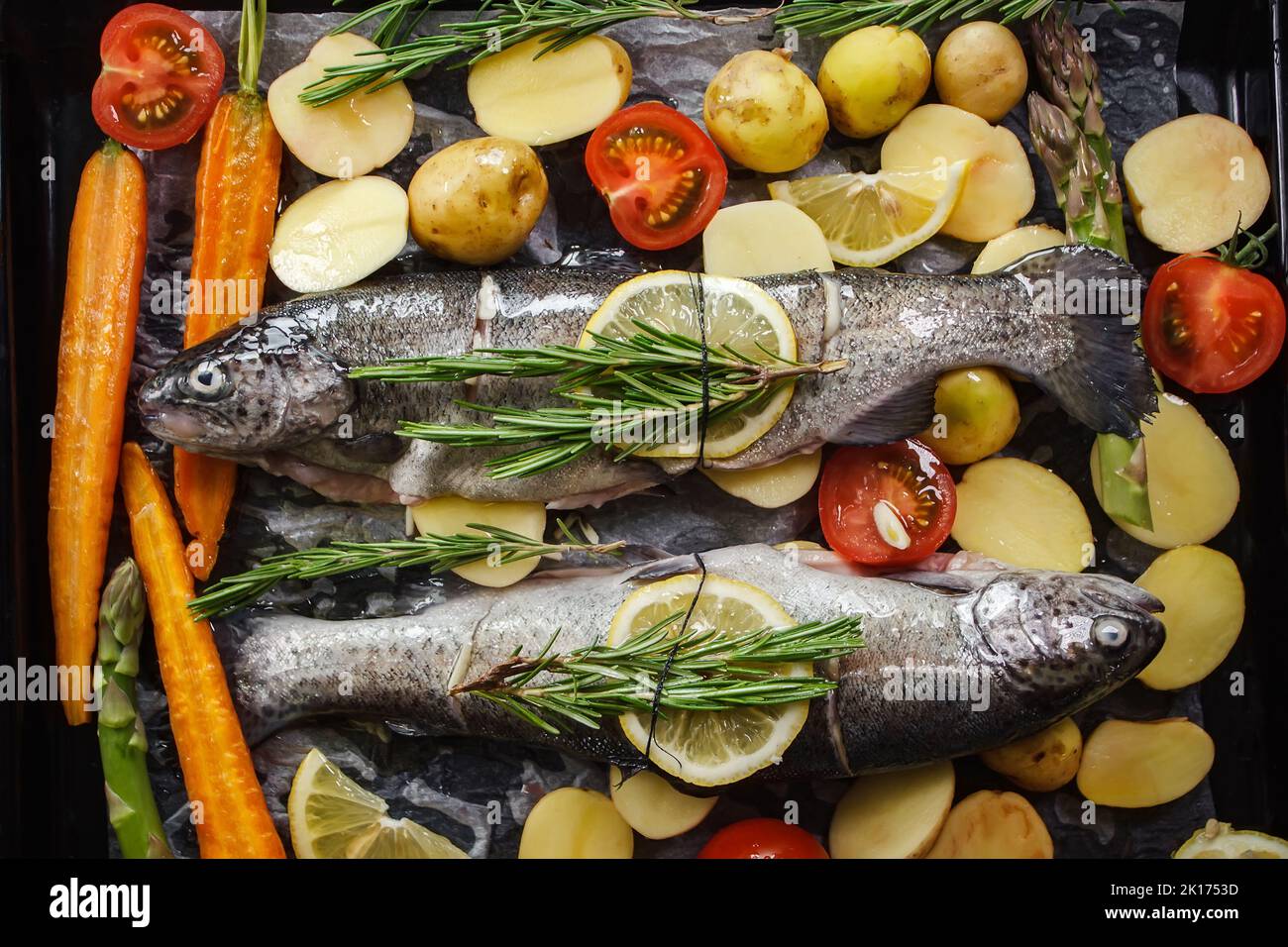 Pesce persico alla griglia con erbe aromatiche, spezie e verdure. Cibo di mare sano per la dieta, vista dall'alto Foto Stock