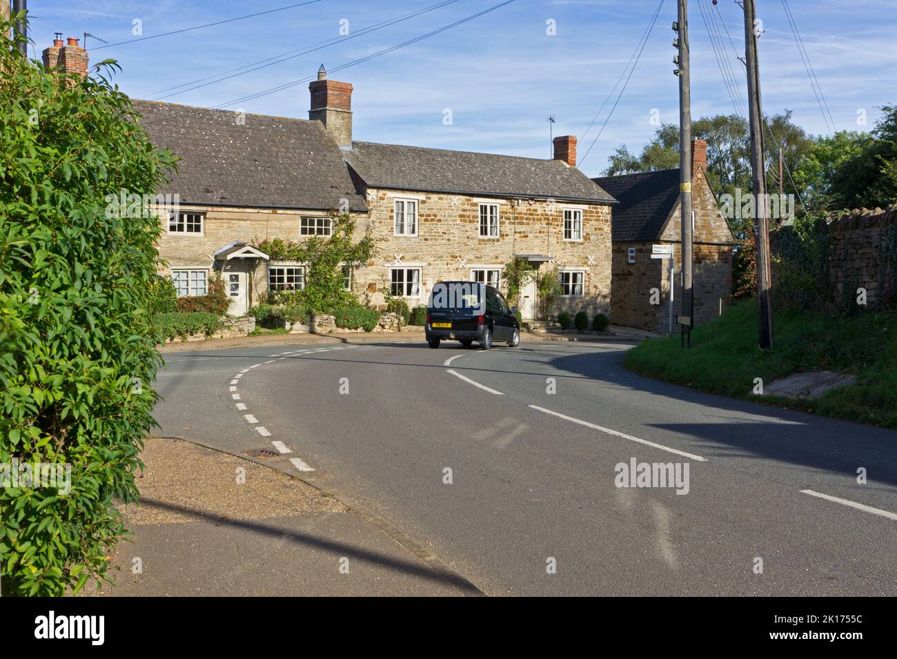 Autunno Street scena nel grazioso villaggio di Wappenham, Northamptonshire, Regno Unito Foto Stock